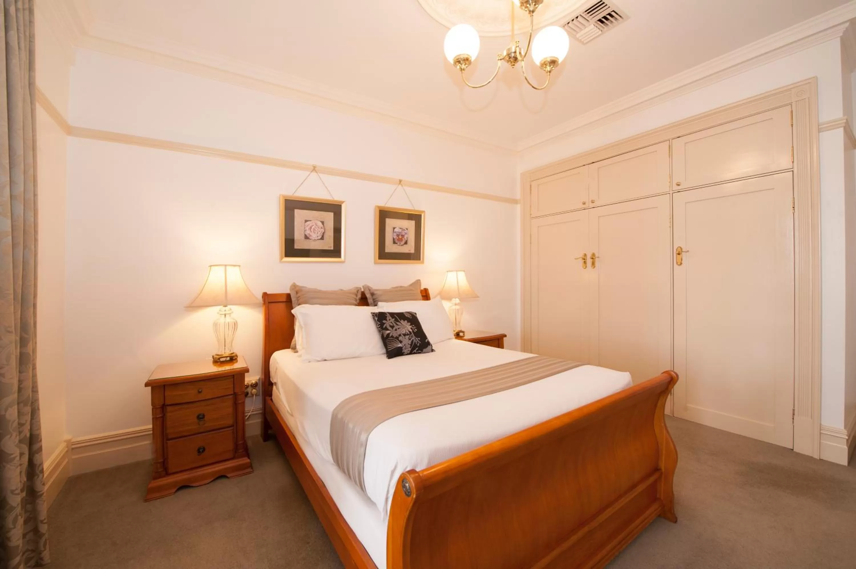 Bedroom, Bed in Cobb & Co Court Boutique Hotel