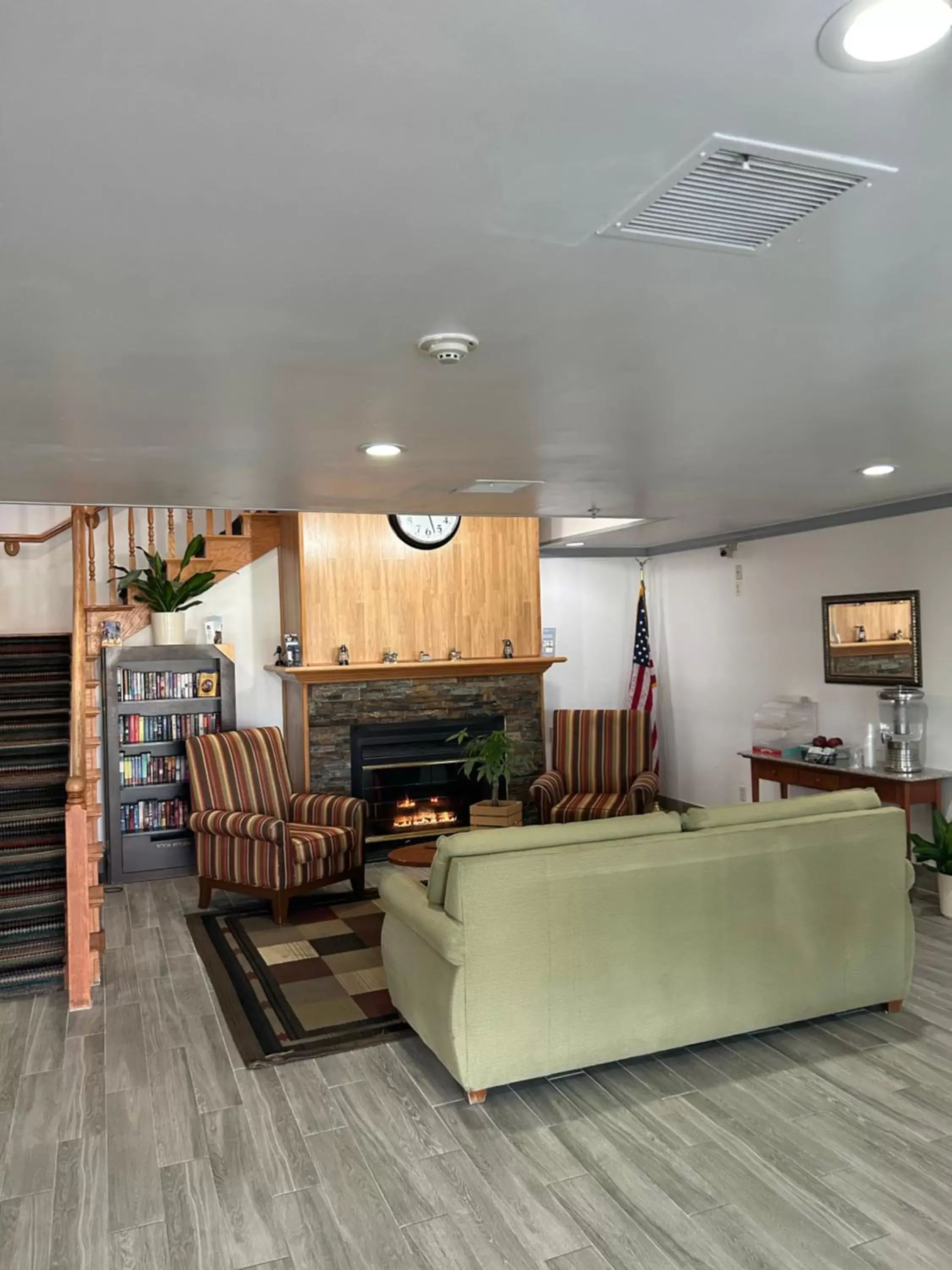 Living room, Seating Area in Country Inn & Suites by Radisson, Grand Rapids Airport, MI