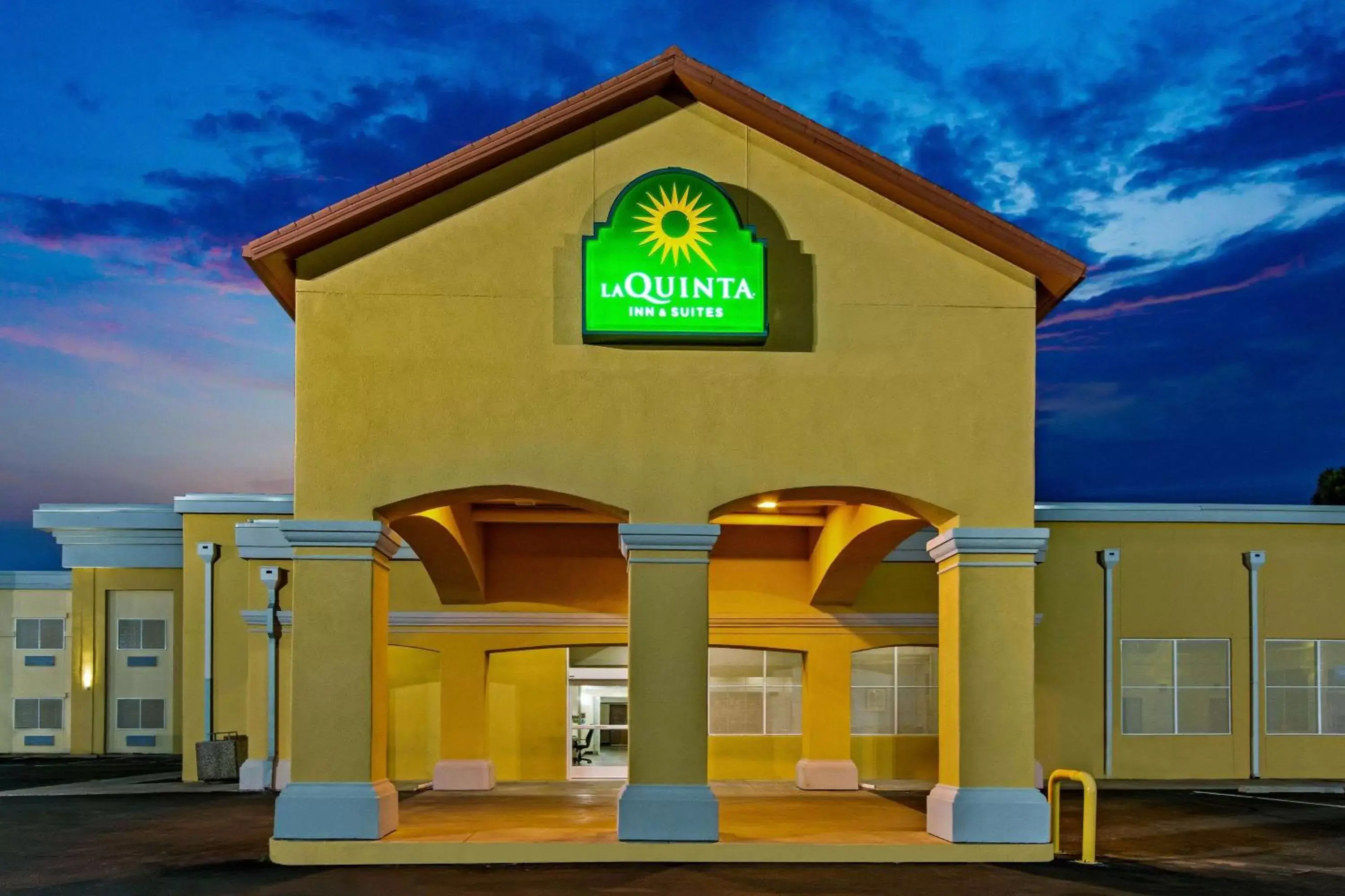 Property Building in La Quinta by Wyndham Santa Rosa