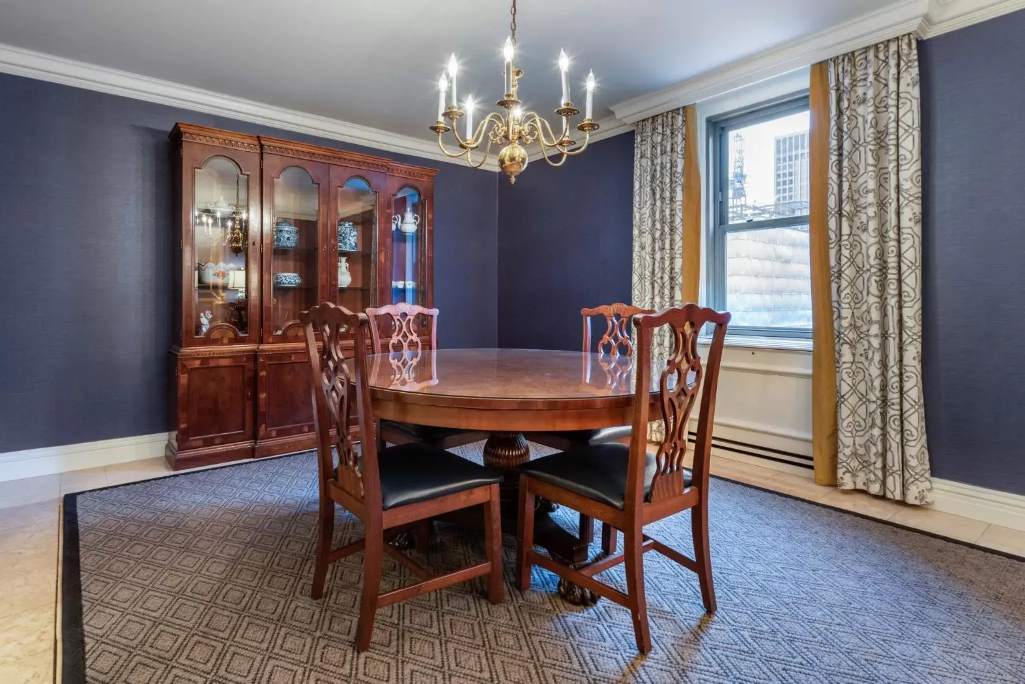 Photo of the whole room, Dining Area in Omni William Penn Hotel