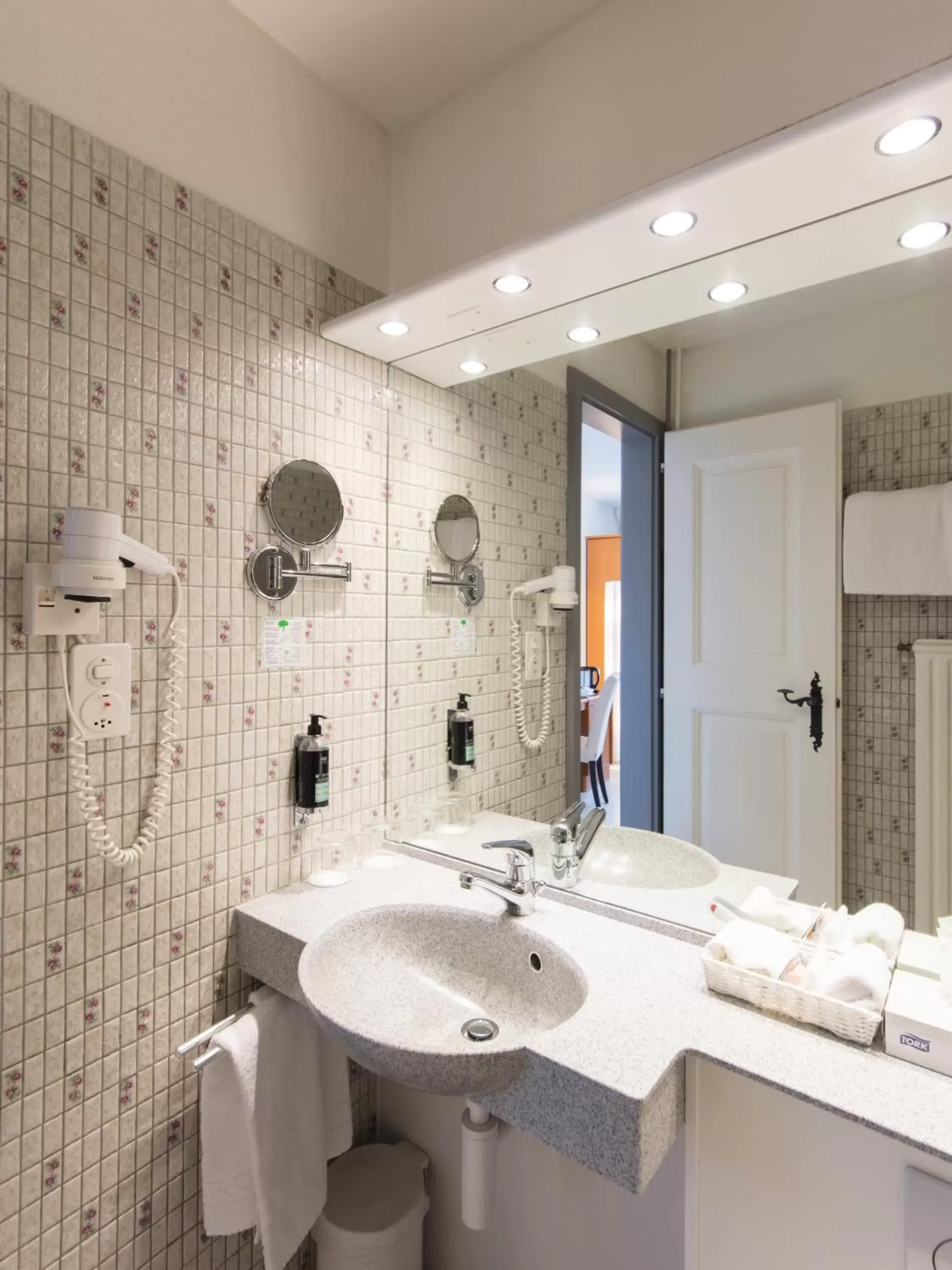 Bathroom in Hôtel de la Rose