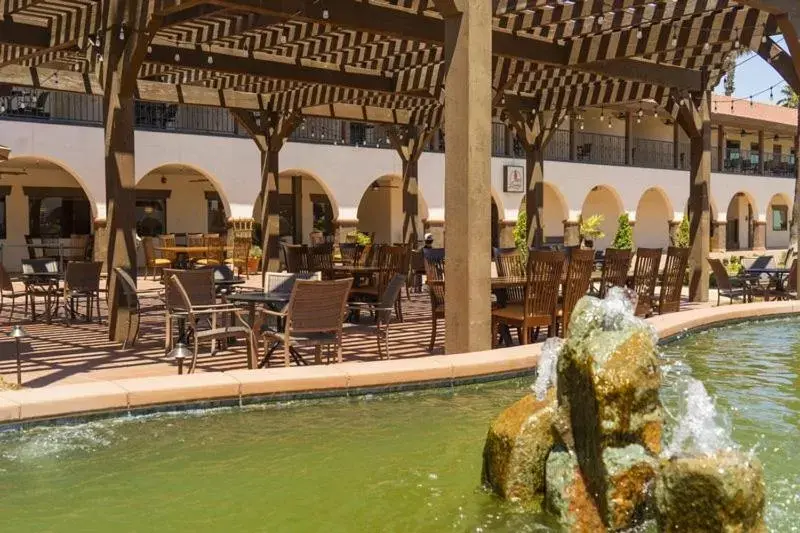 Dining area, Swimming Pool in Hotel Mission De Oro