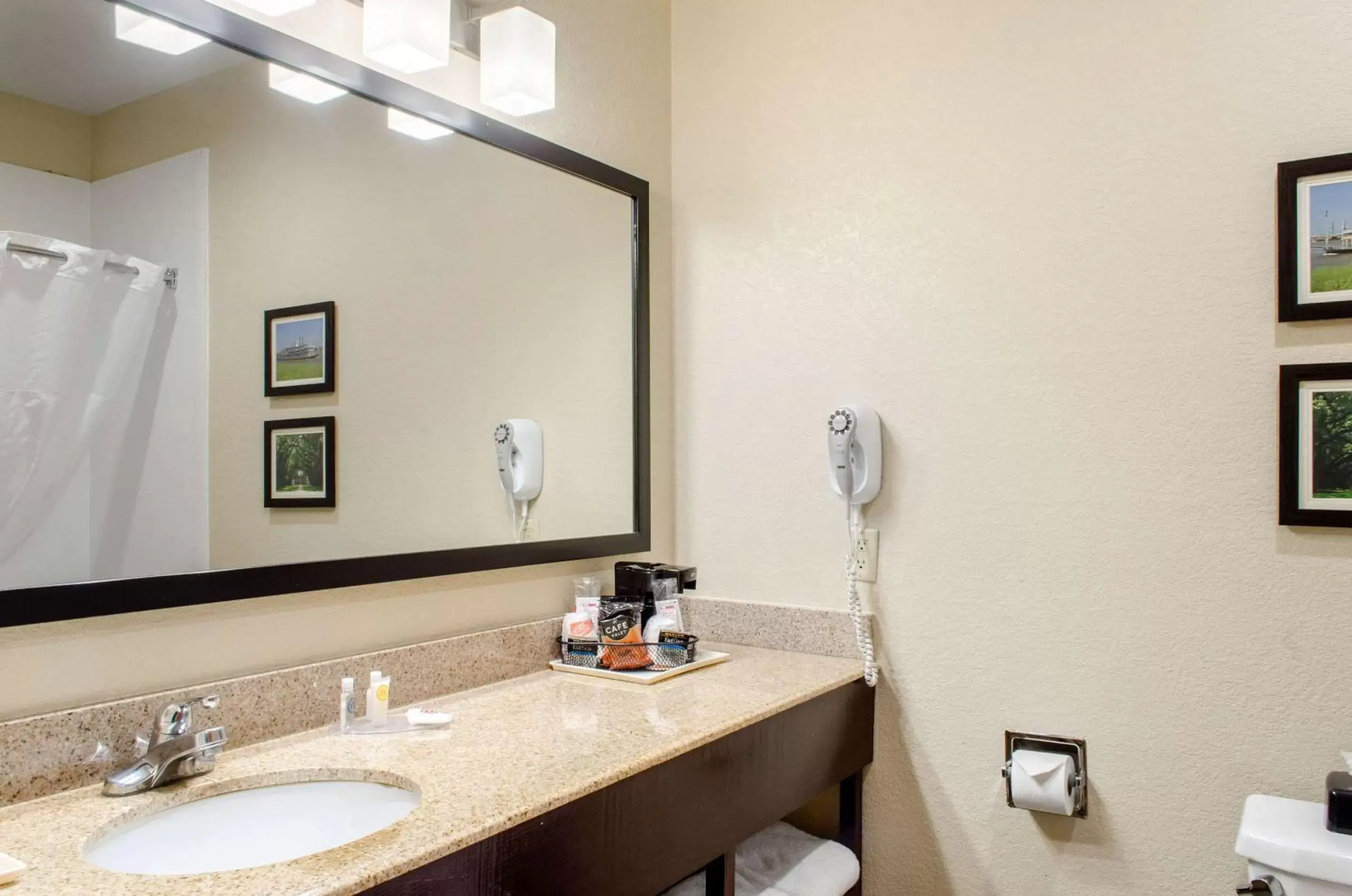 Bedroom, Bathroom in Comfort Inn & Suites Covington - Mandeville