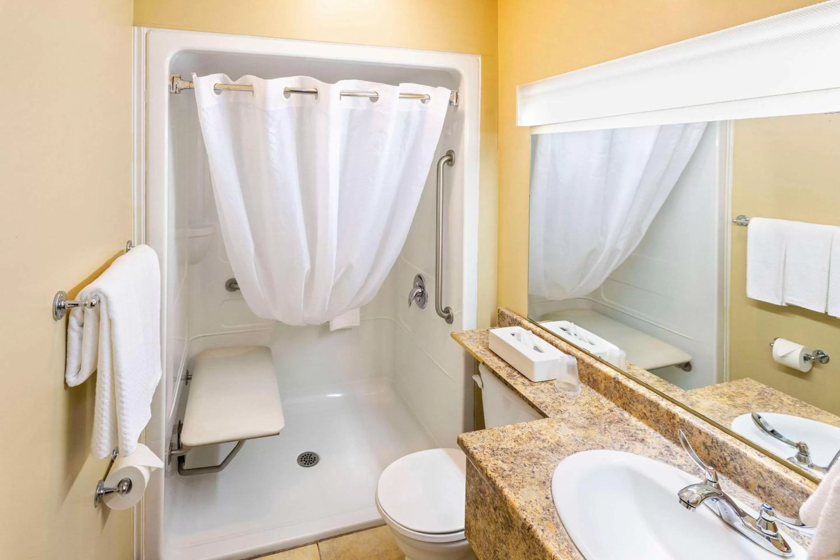 Bedroom in Econo Lodge Miramichi