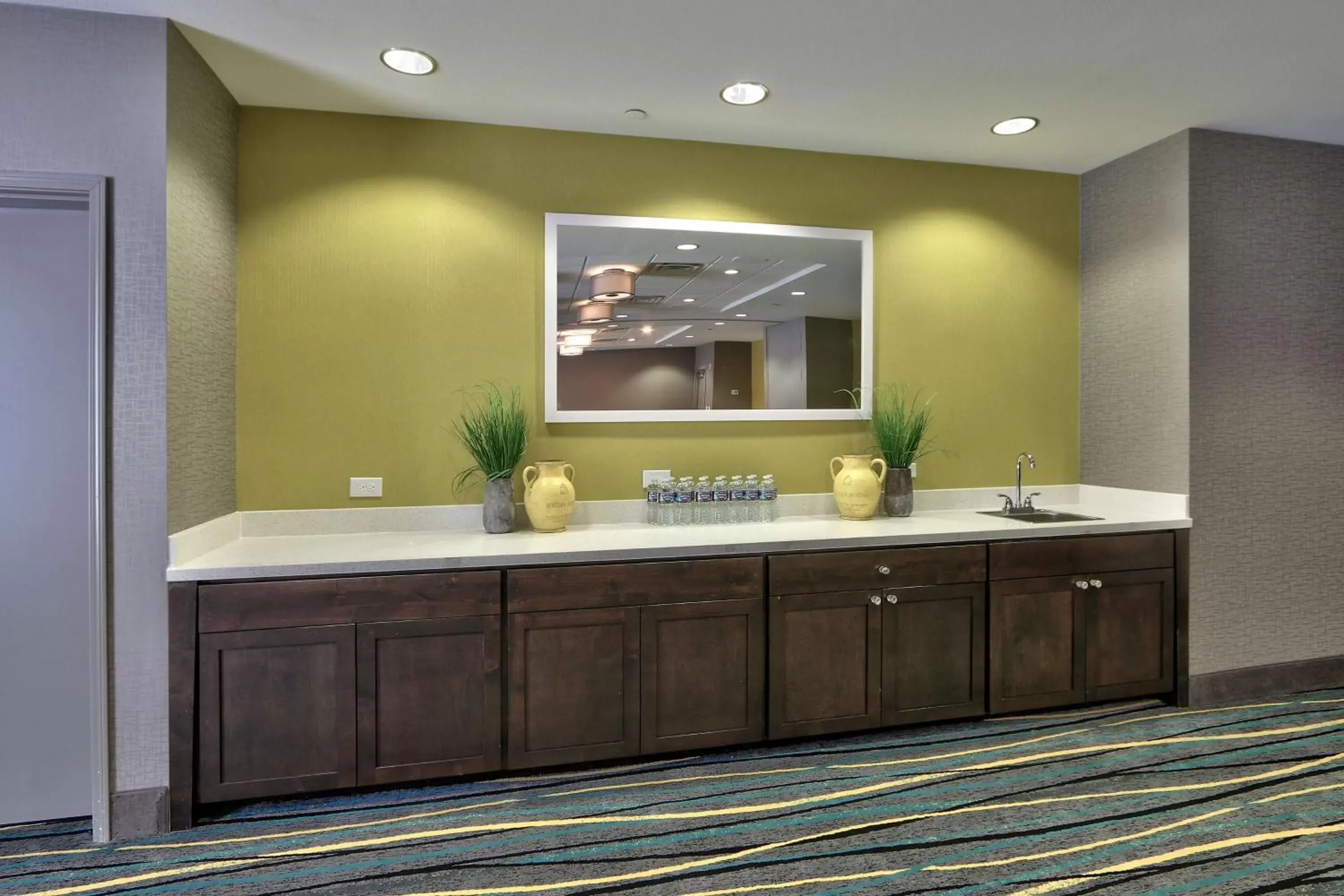 Meeting/conference room, Bathroom in Hampton Inn & Suites Albuquerque Airport