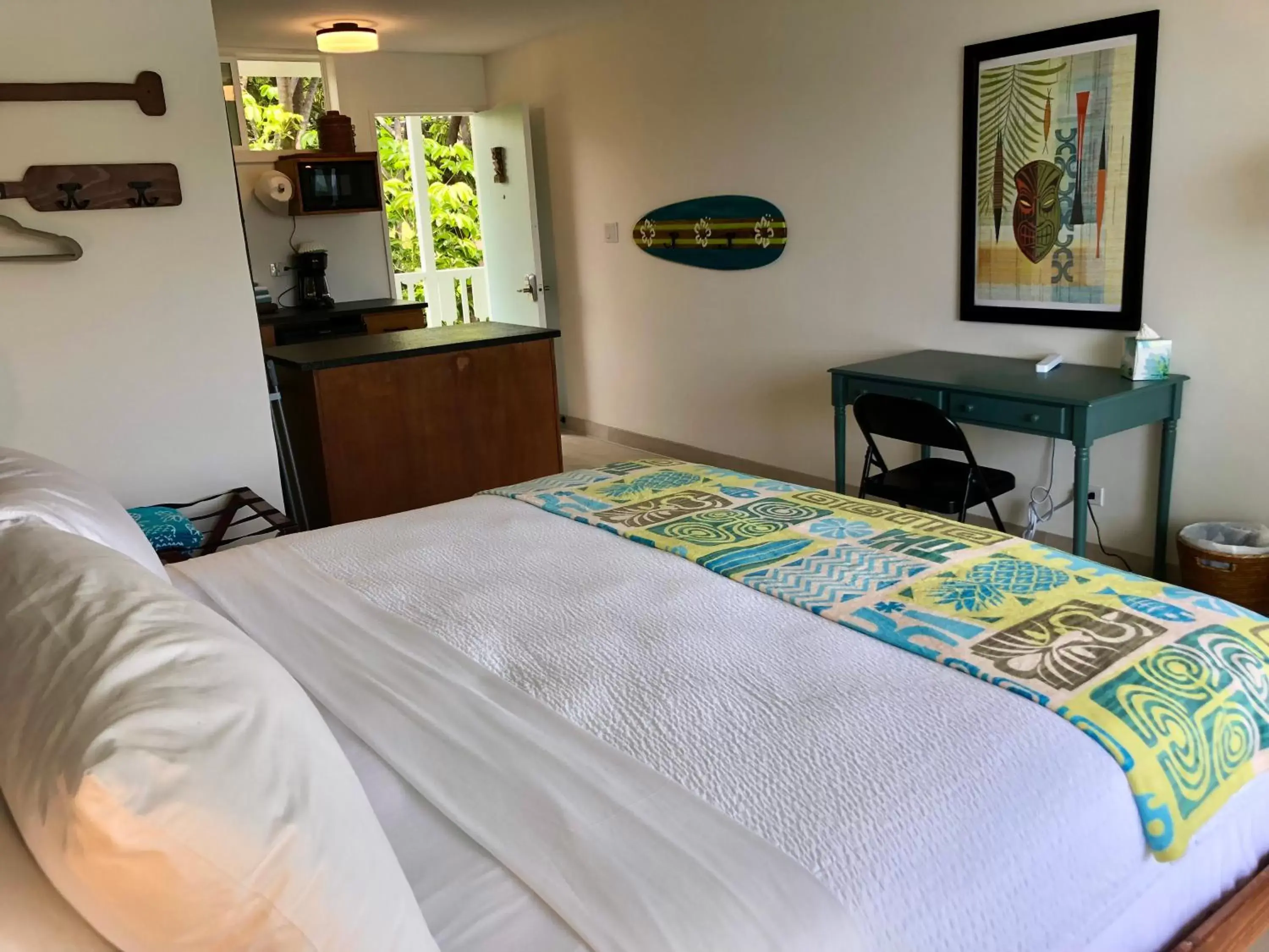 Photo of the whole room, Bed in Kona Tiki Hotel