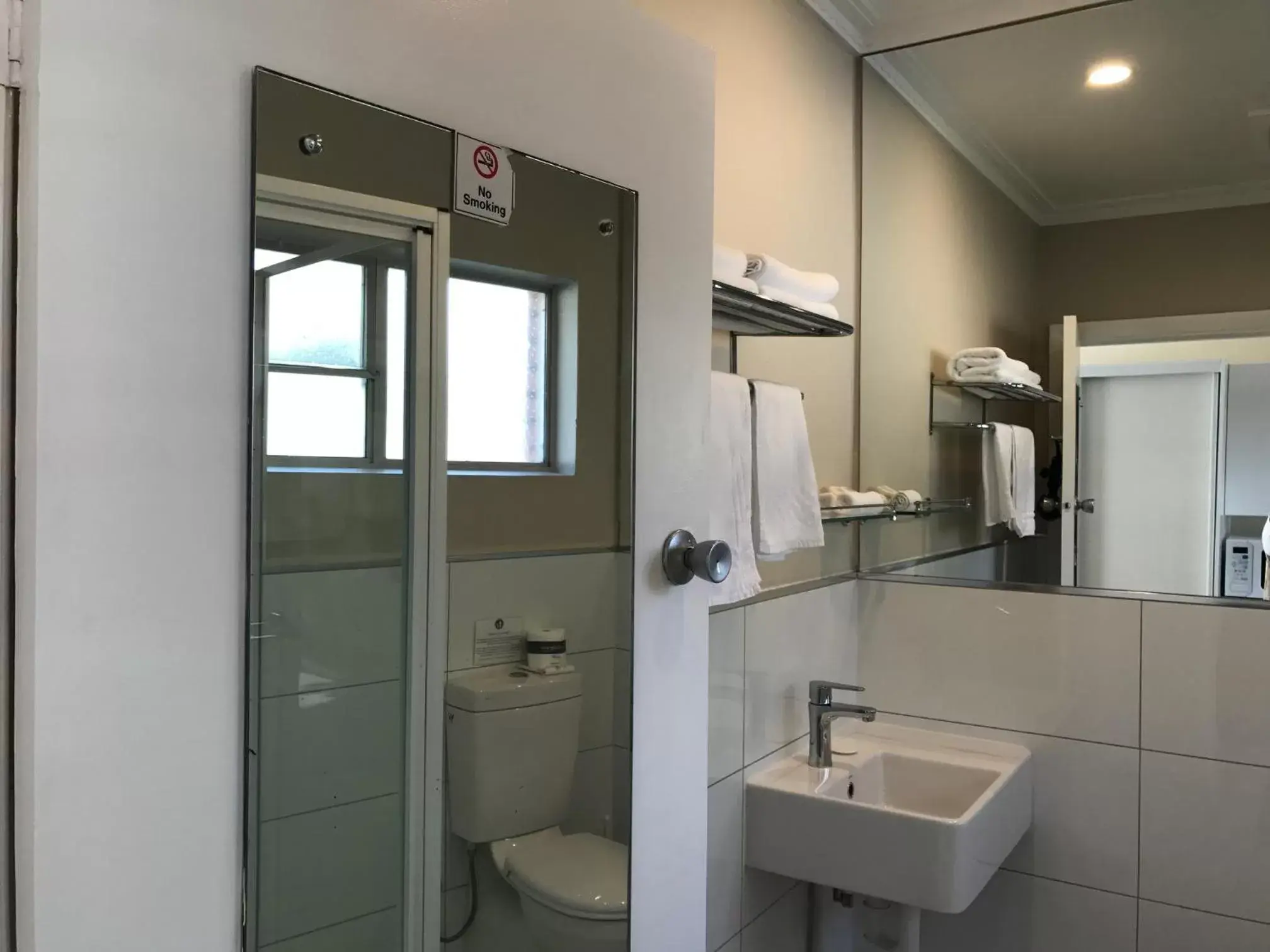 Bathroom in Burnie Airport Motel