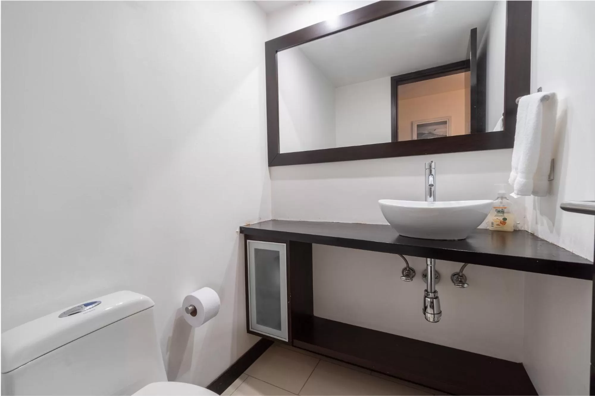 Bathroom in Apartamentos Poblado Alejandría by HOUSY HOST