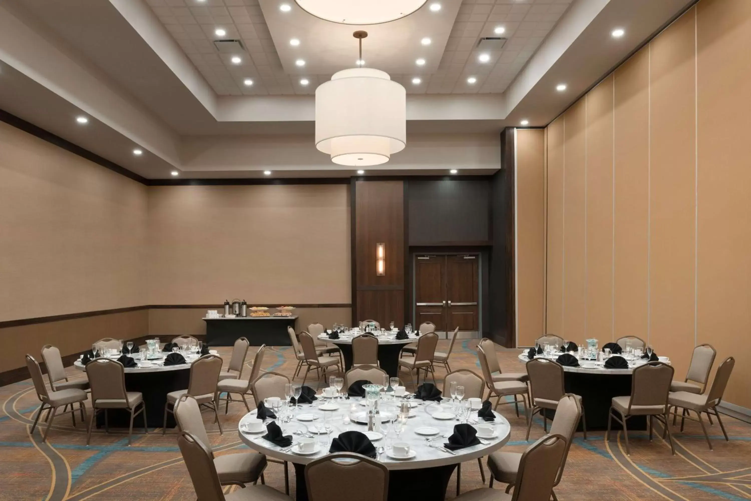 Meeting/conference room, Restaurant/Places to Eat in Embassy Suites by Hilton Chicago Naperville