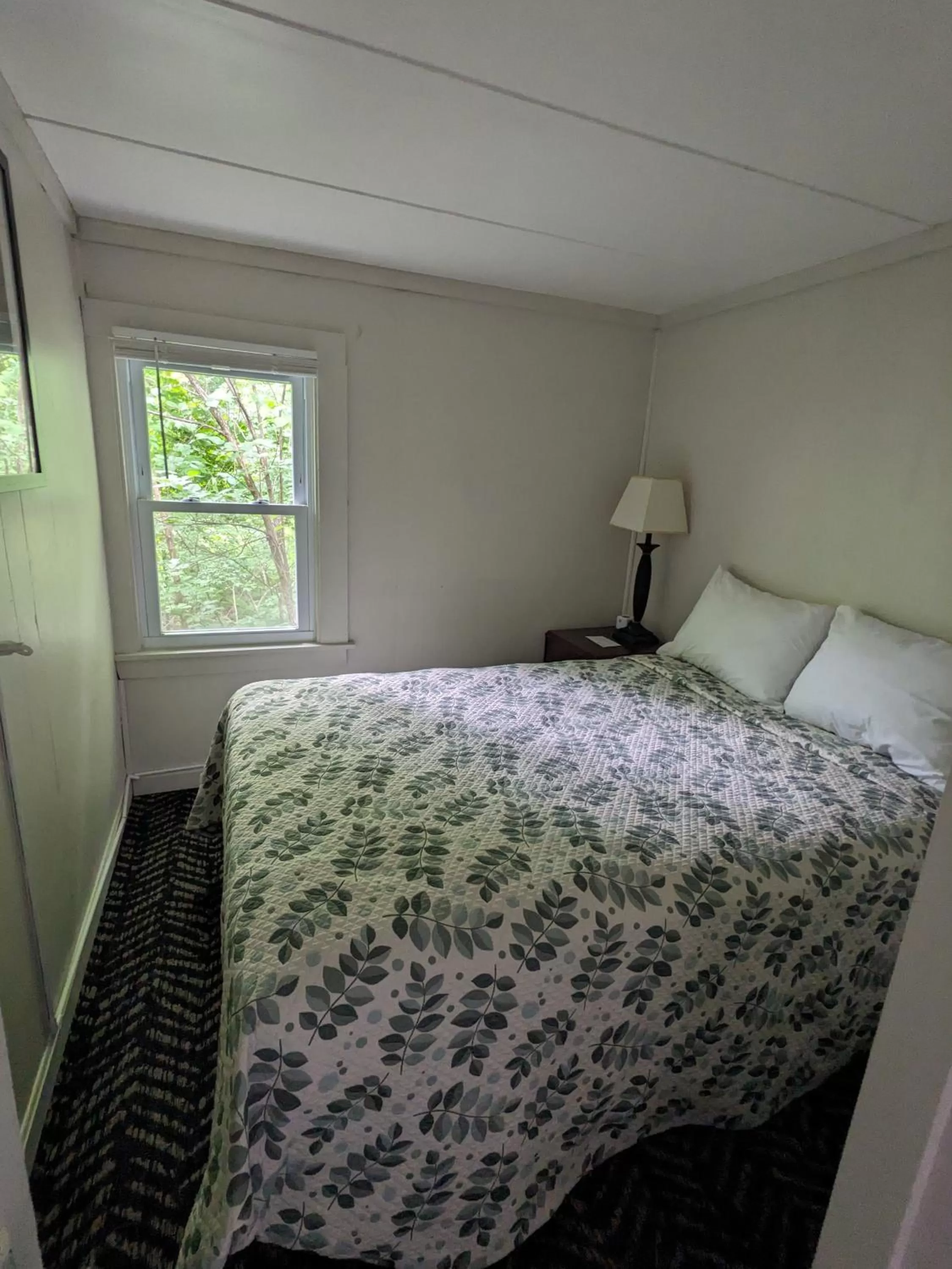 Bed in Perry's Motel and Cottages