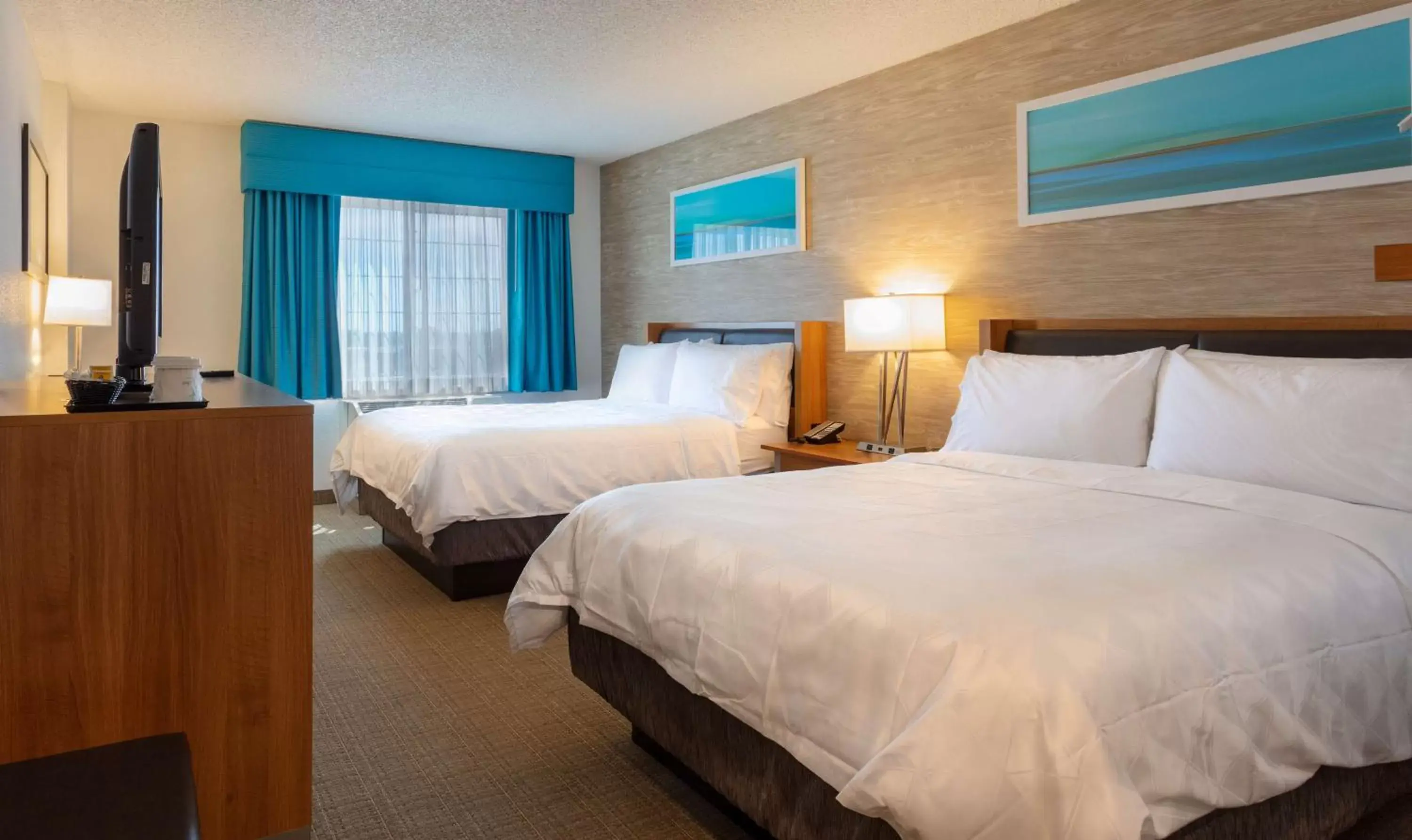 Photo of the whole room, Bed in Sonesta Anaheim Resort Area