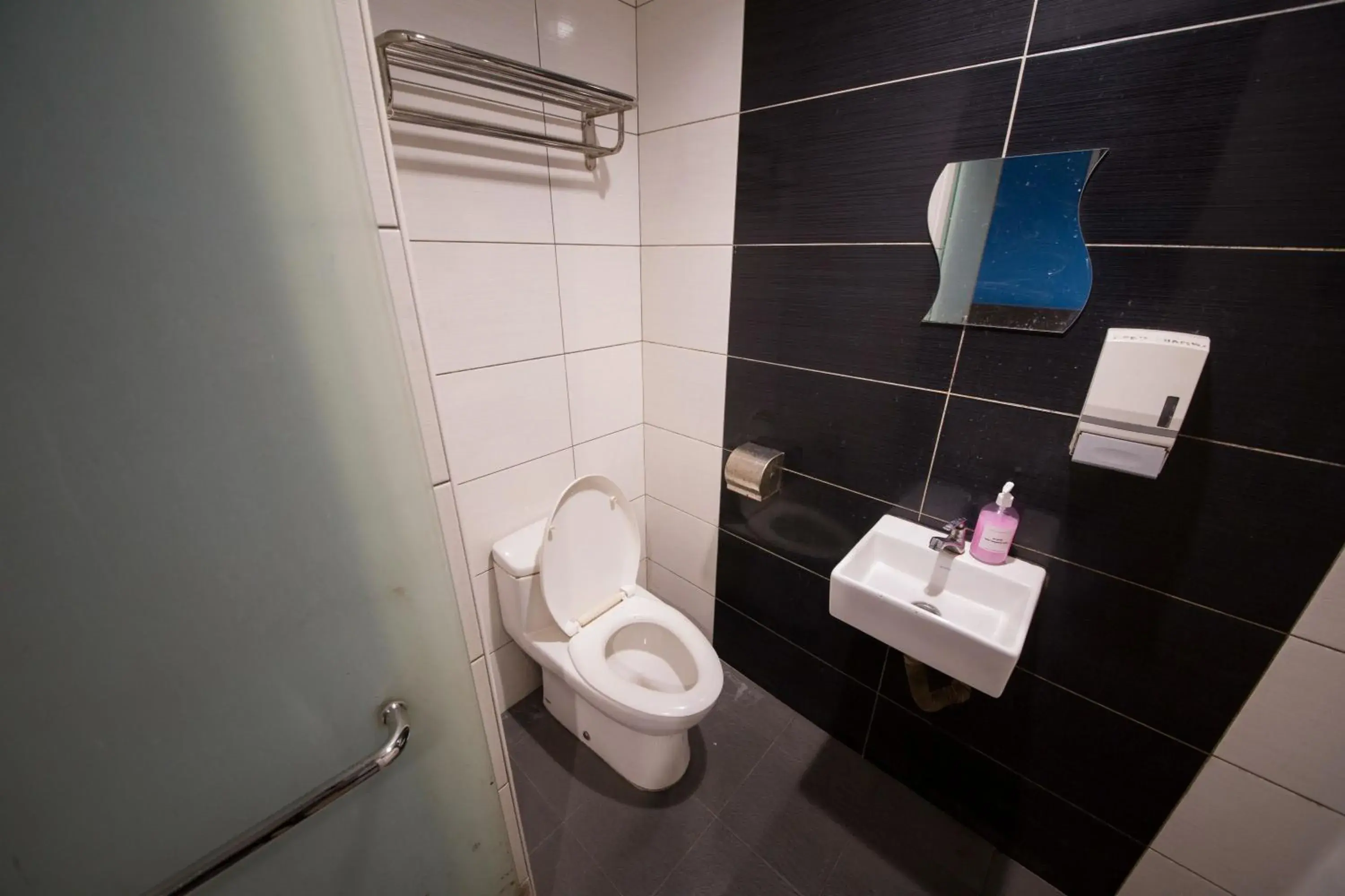 Bathroom in Golden Pearl Hotel