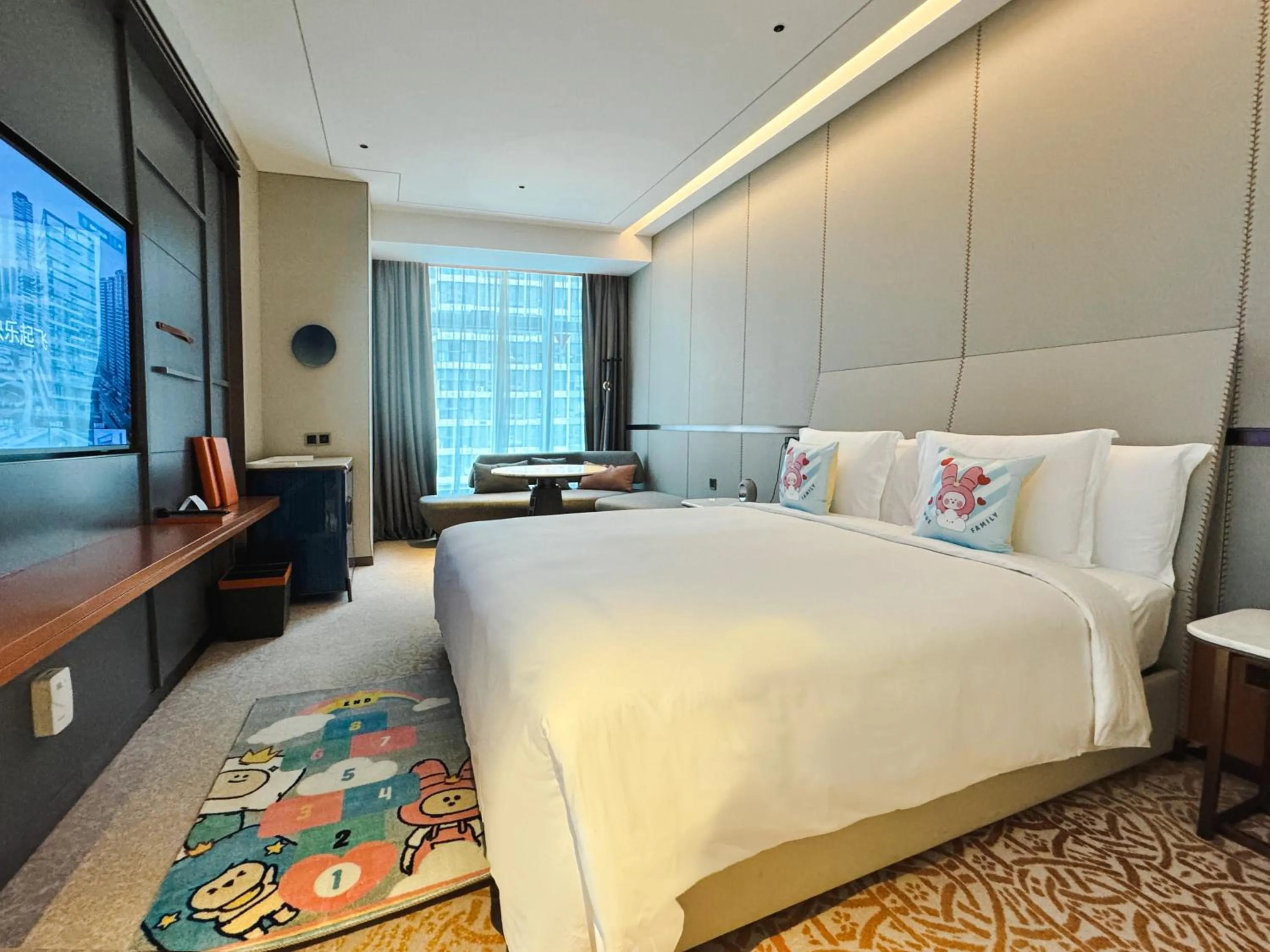 Photo of the whole room, Bed in Crowne Plaza Qingdao Jinshui by IHG