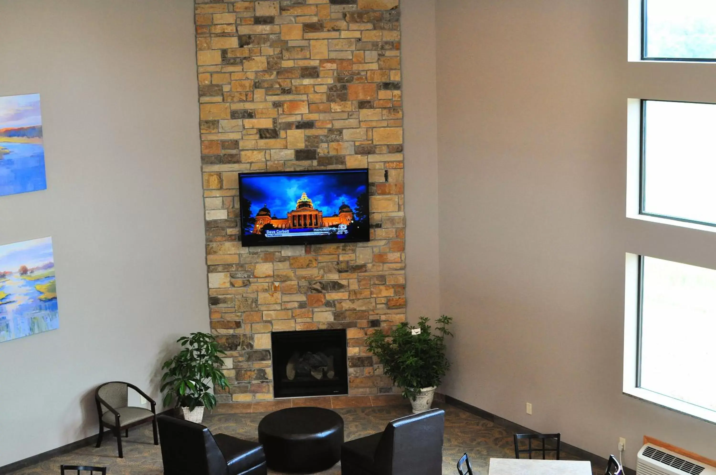 Lobby or reception, TV/Entertainment Center in Qube Hotel - Polk City