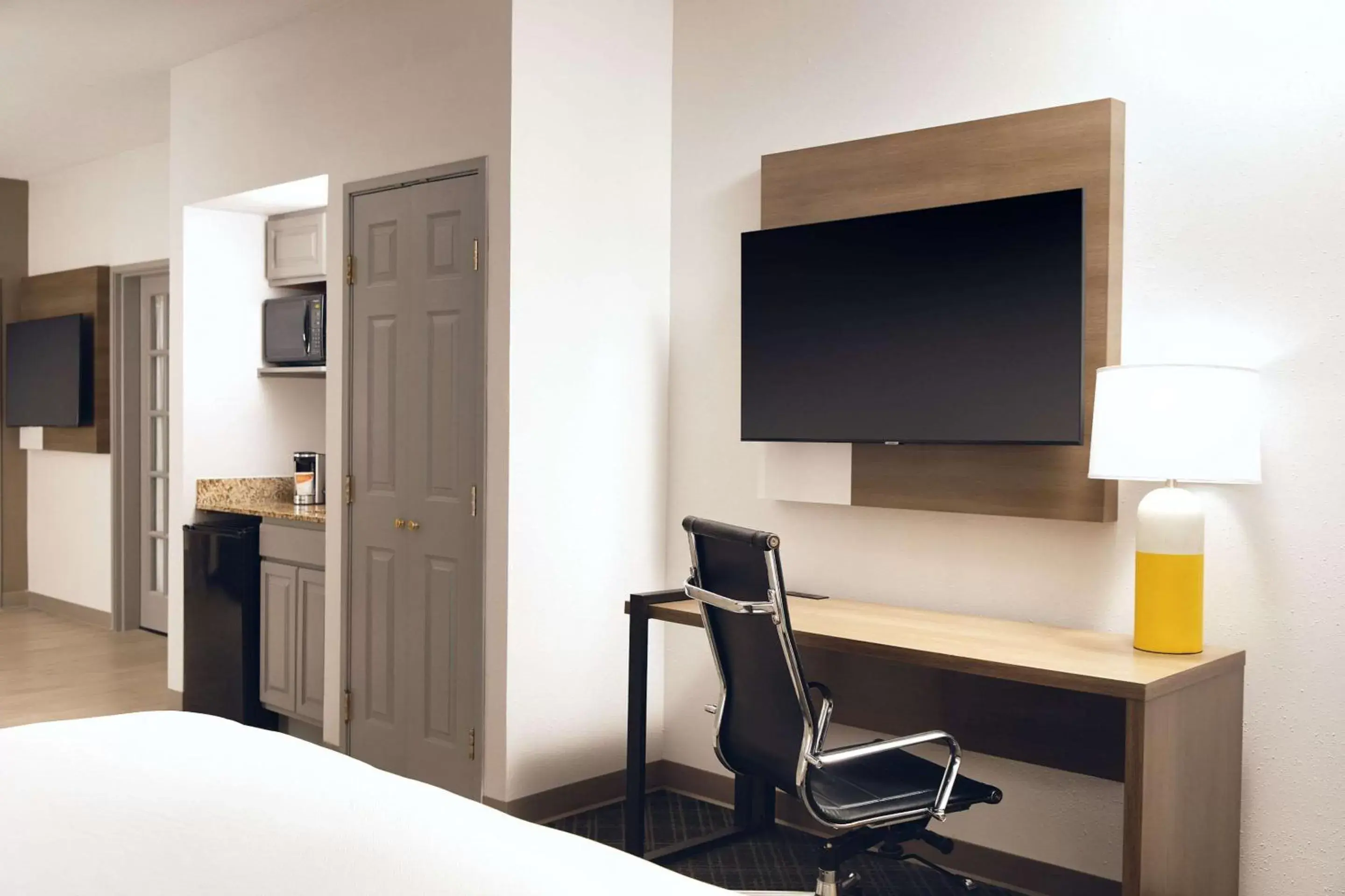 Bedroom, TV/Entertainment Center in Comfort Suites Milwaukee Airport
