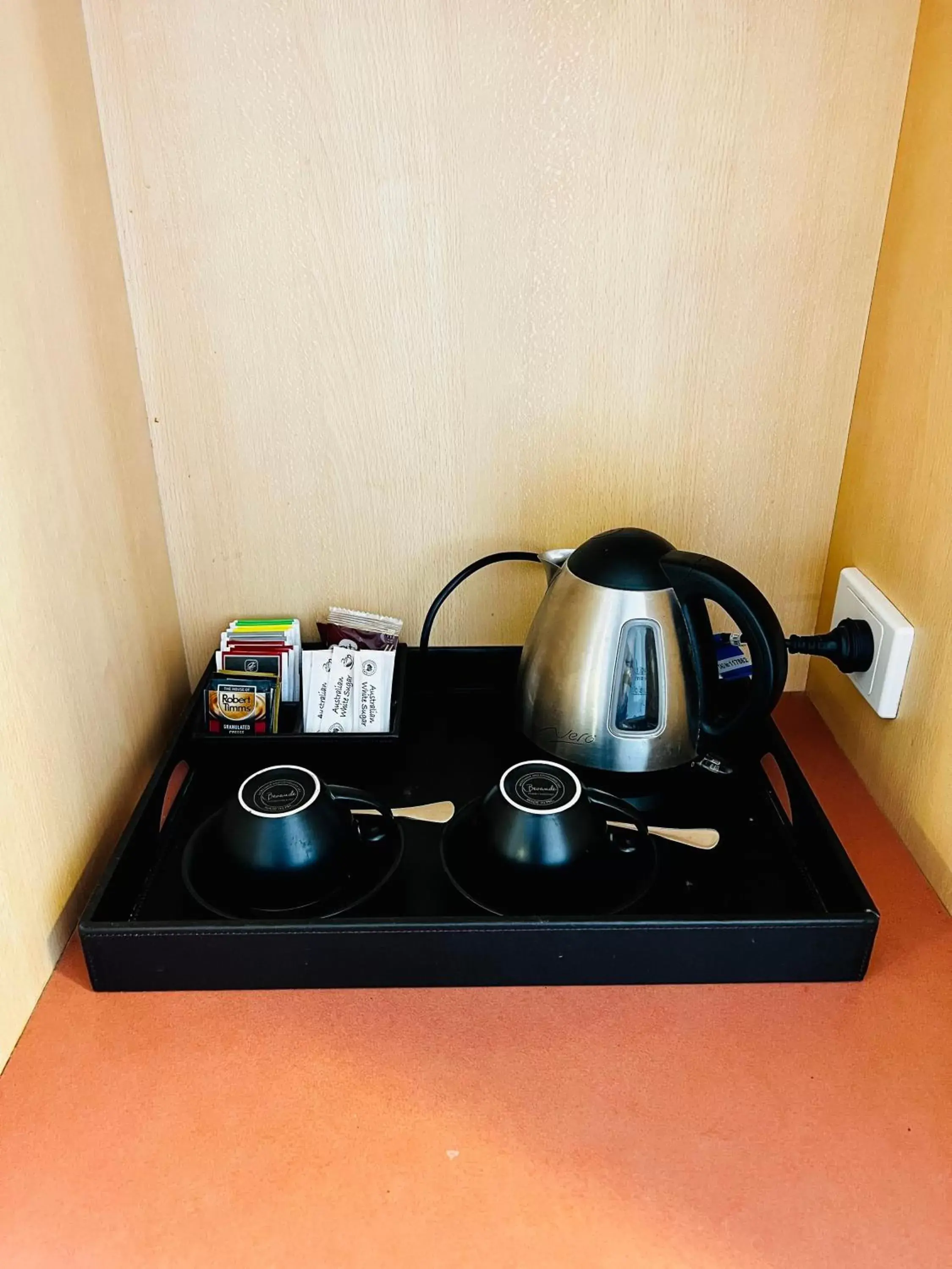 Coffee/tea facilities, Kitchen/Kitchenette in The Waverley International Hotel