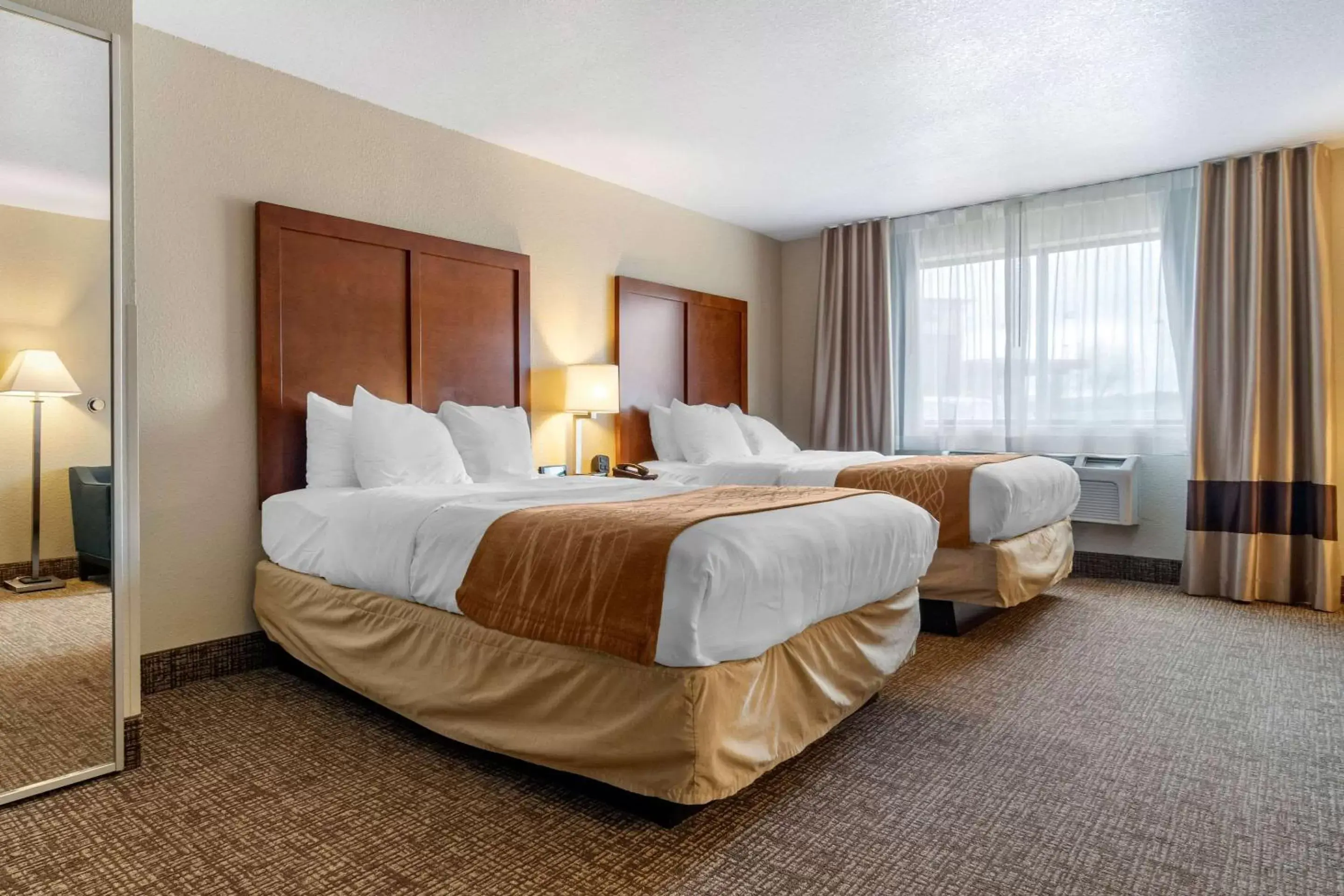 Photo of the whole room, Bed in Comfort Inn & Suites South Hill I-85