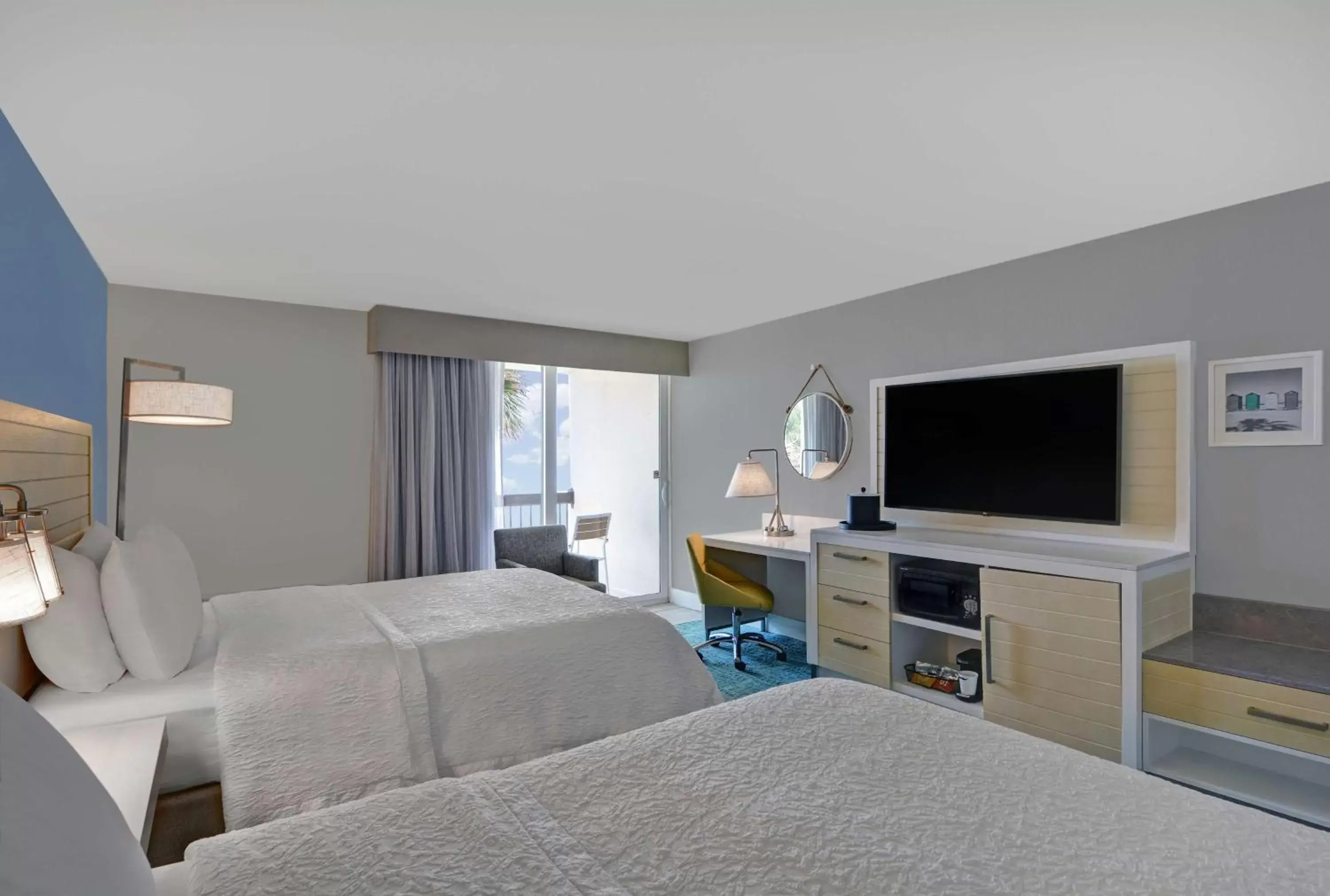 Bed, TV/Entertainment Center in Hampton Inn Oceanfront Jacksonville Beach