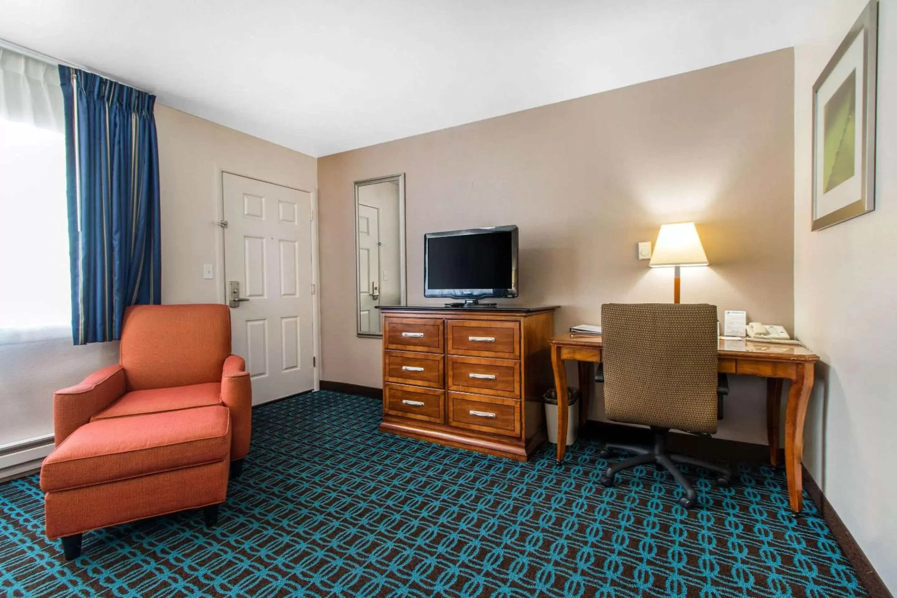 Photo of the whole room, TV/Entertainment Center in BaySide Inn & Suites Eureka
