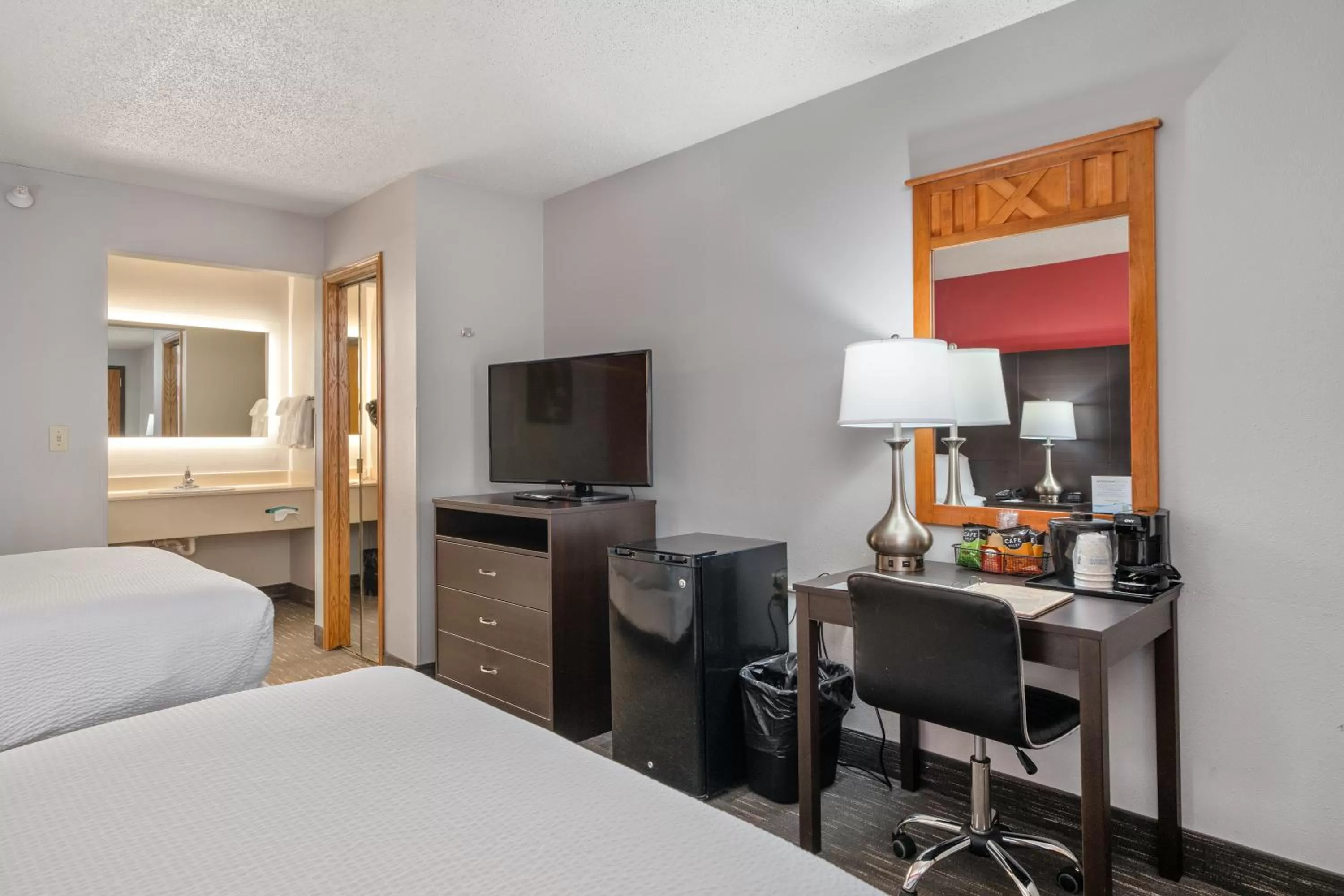 TV and multimedia, Bed in Ramada by Wyndham Sioux Falls Airport - Waterpark Resort & Event Center