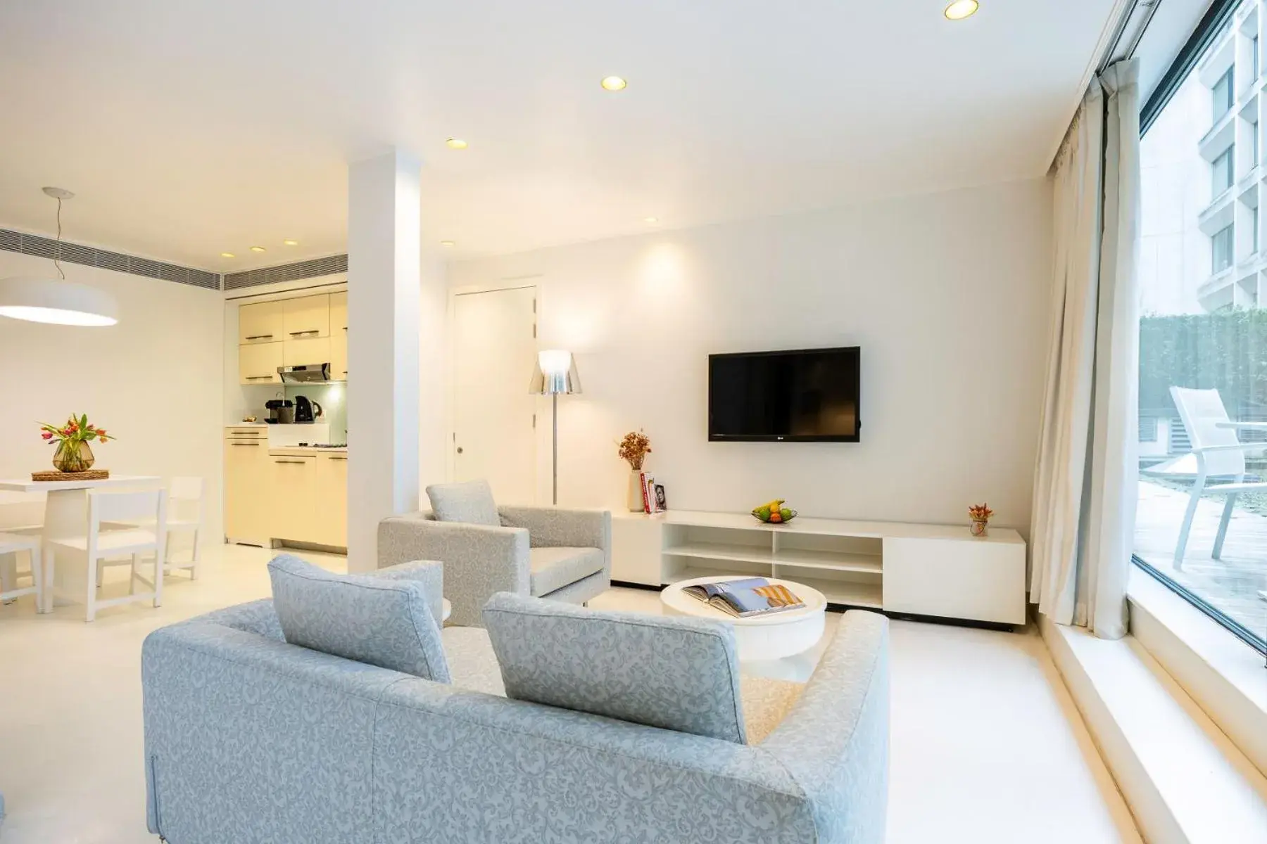 Kitchen or kitchenette, Seating Area in B-aparthotels Regent