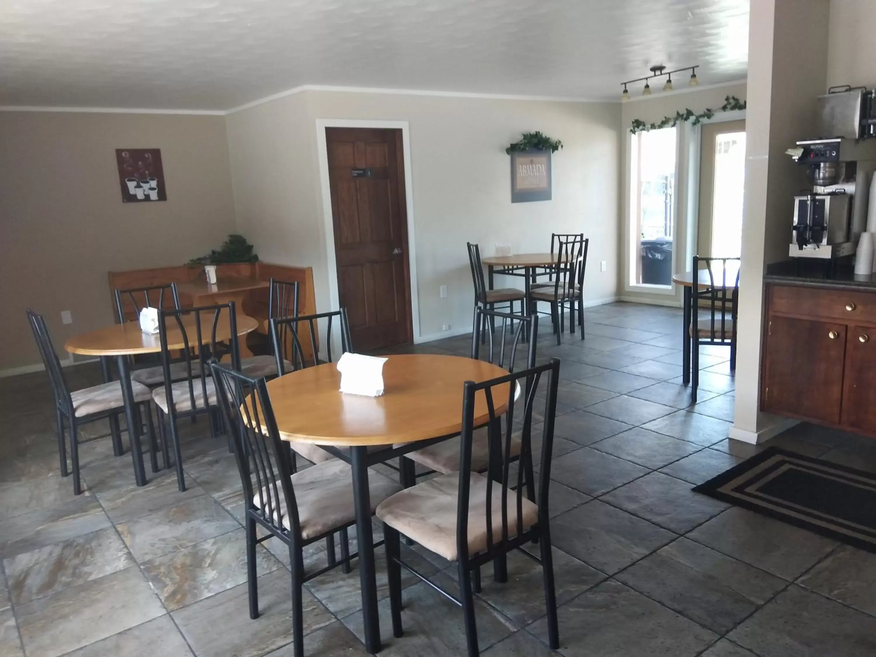 Dining area, Restaurant/Places to Eat in Town House Motel