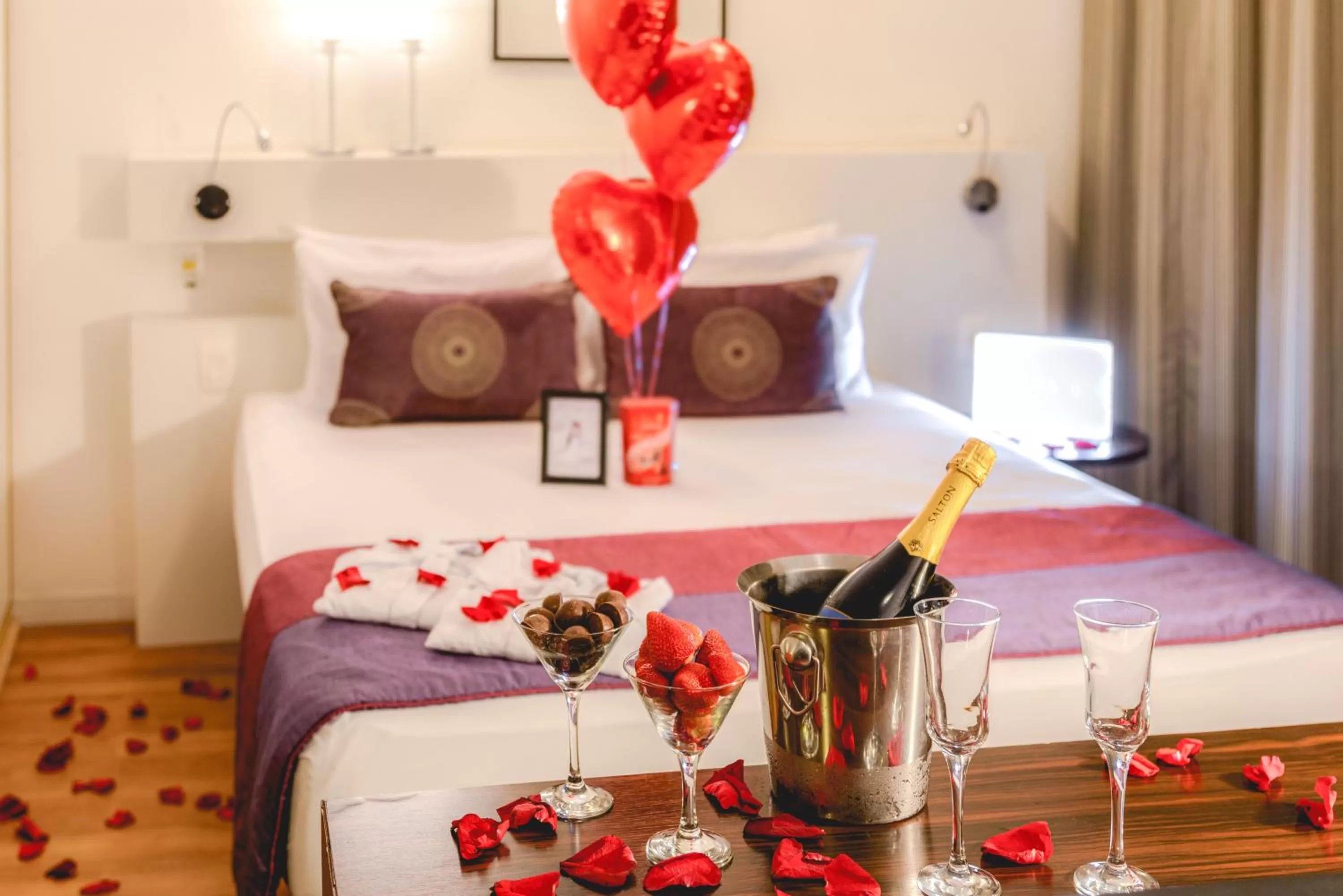 Decorative detail, Bed in Comfort Suites Alphaville