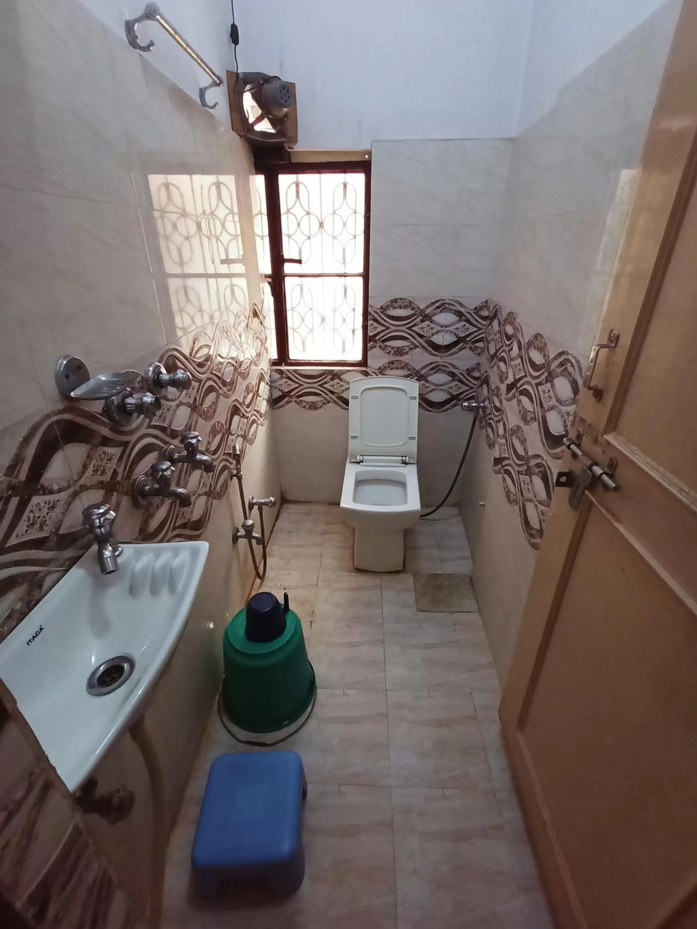 Toilet in Hotel Aakash Ganga