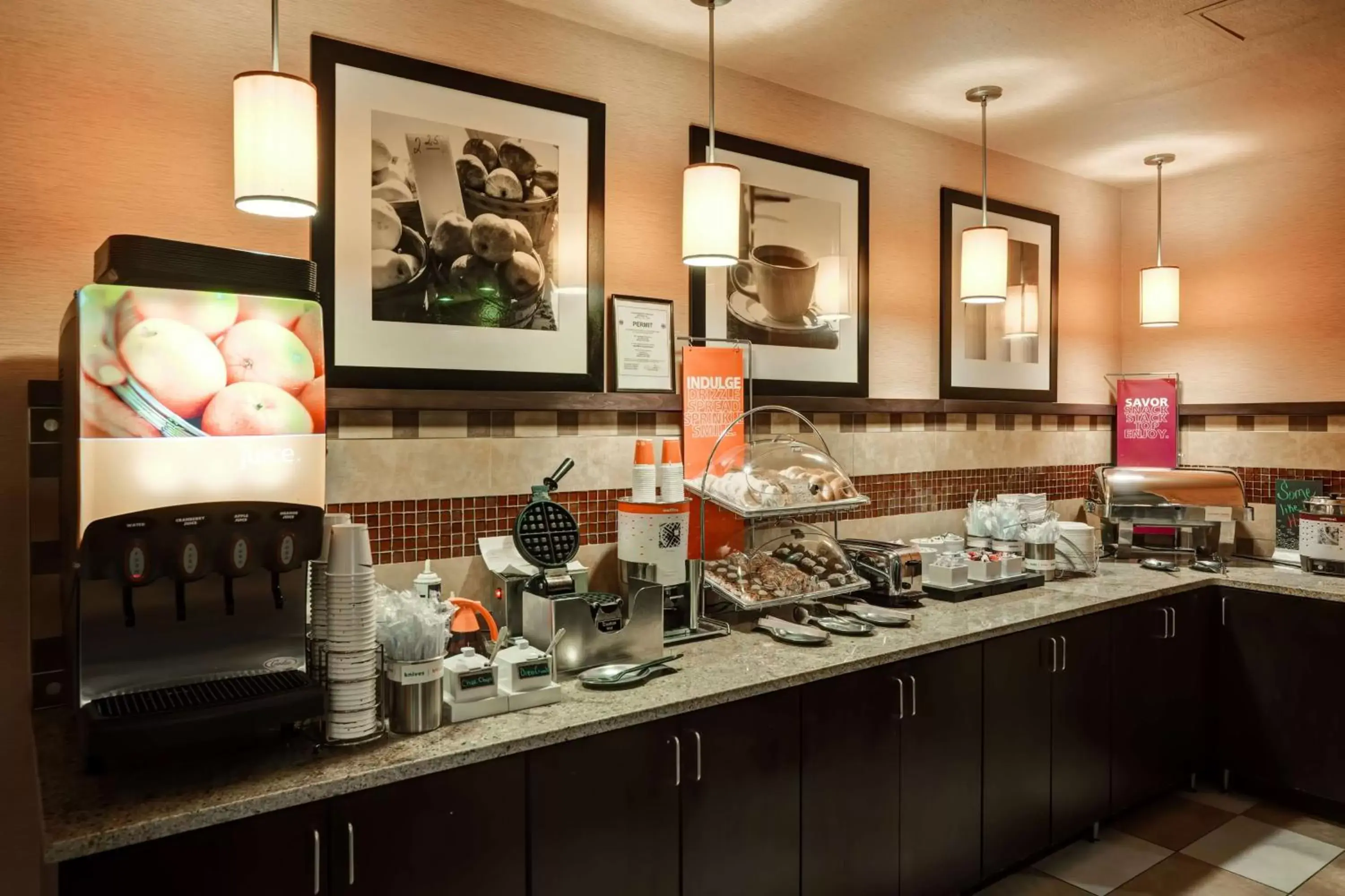 Breakfast, Kitchen/Kitchenette in Hampton Inn Fairmont