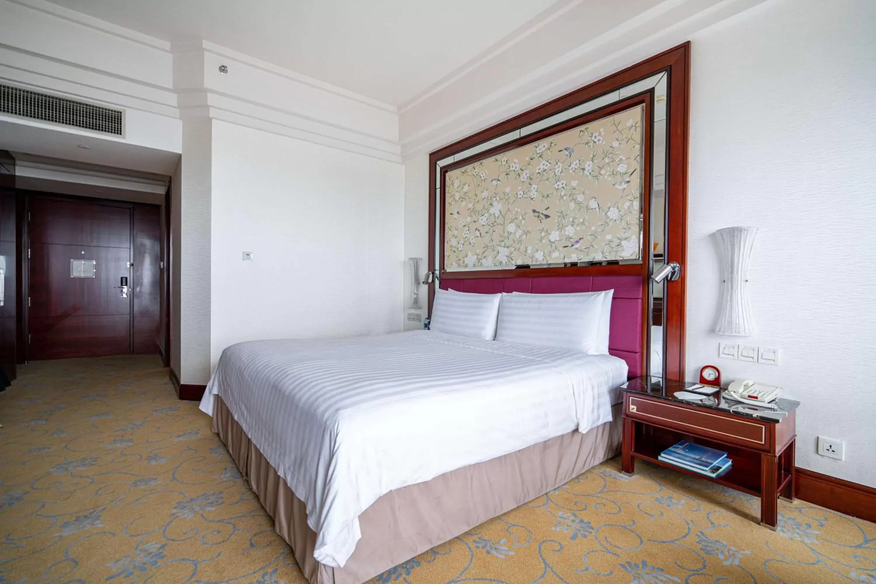 Photo of the whole room, Bed in Shangri-La Guangzhou