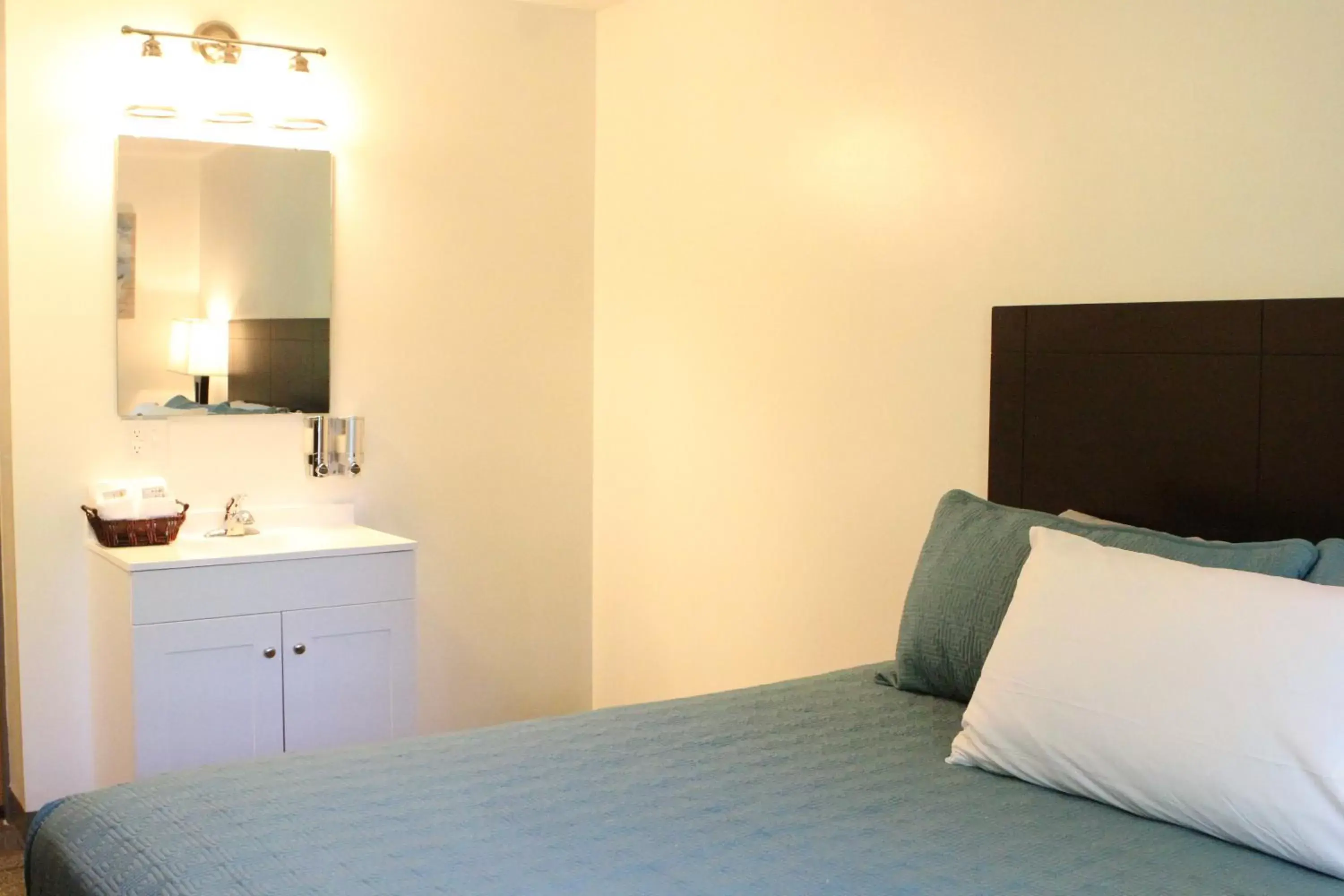 Bedroom, Bed in Bay Lodging Resort