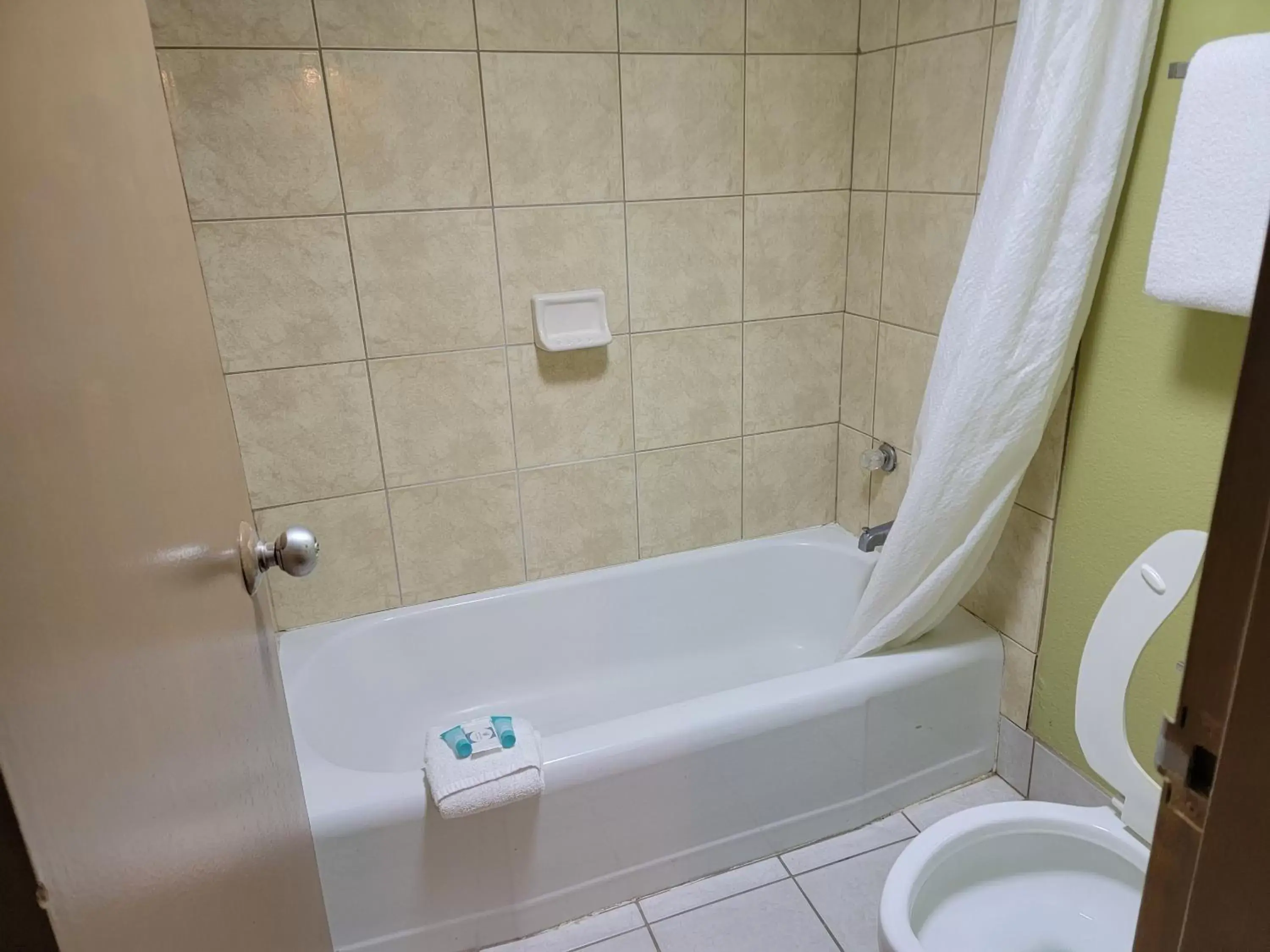 King Room - Smoking in Studio 9 Inn & Suites King Room - Smoking in Studio 9 Inn & Suites