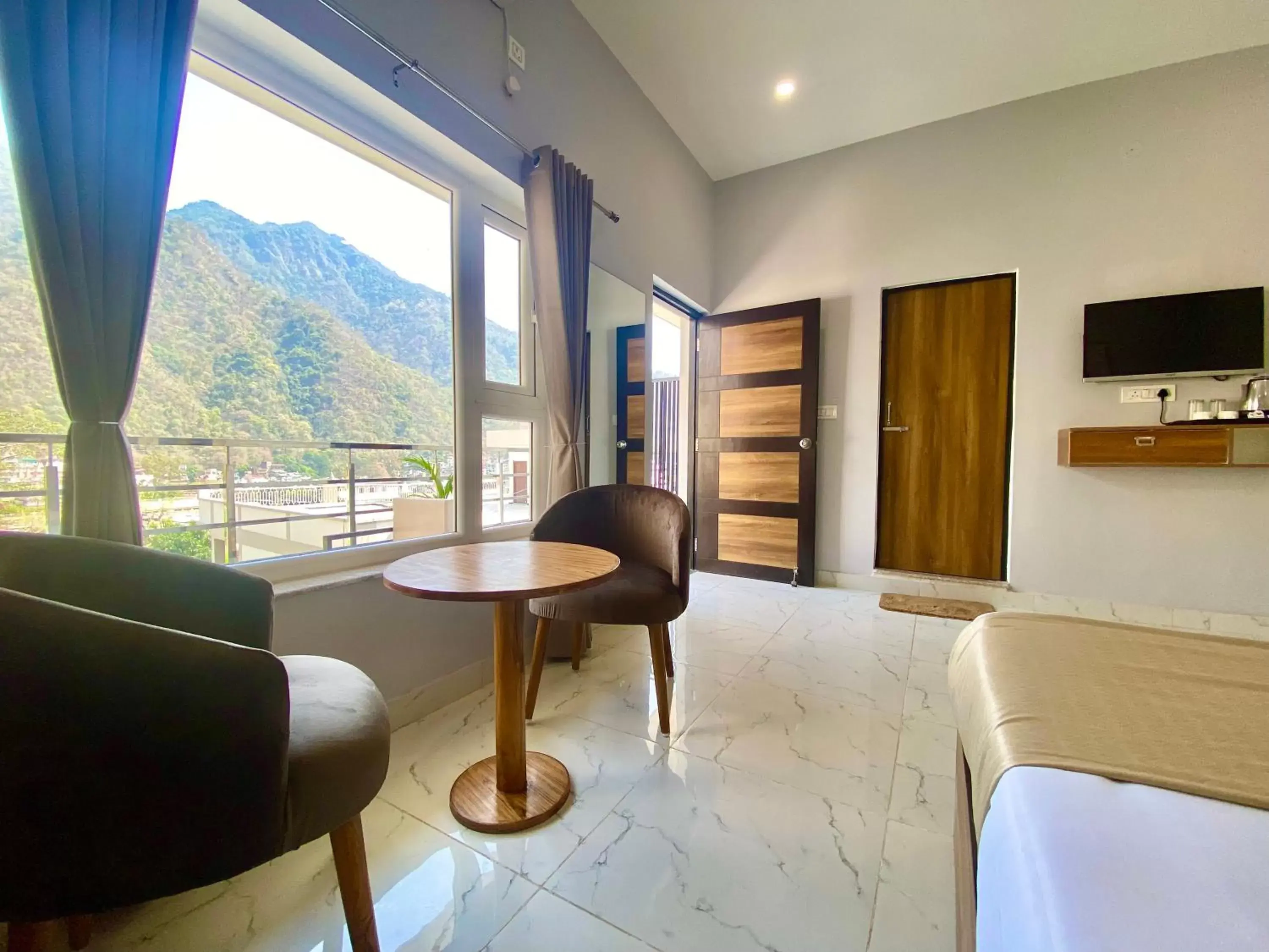 Bed, Seating Area in Hotel Wraveler Inn Rishikesh