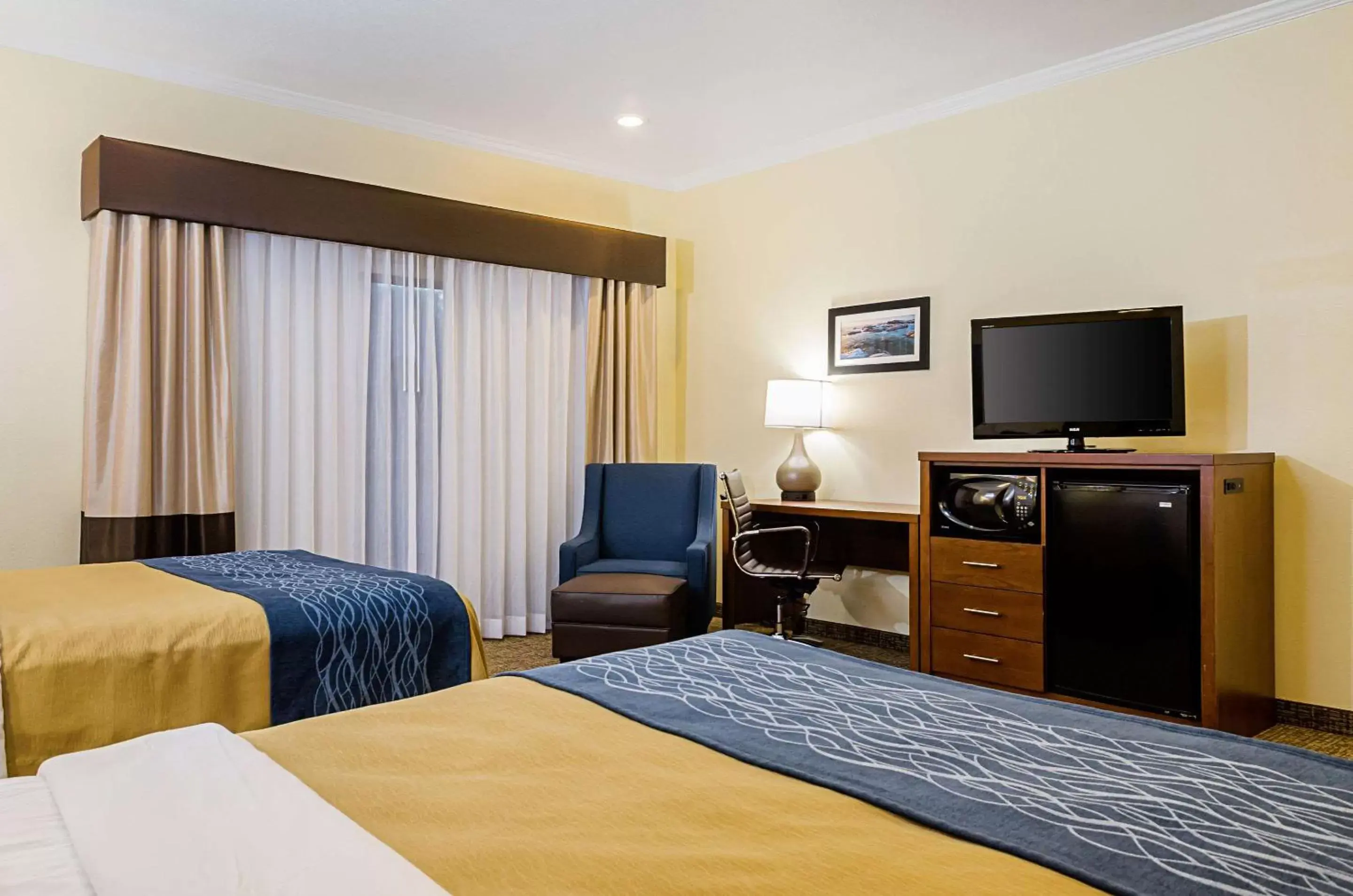 Photo of the whole room, Bed in Comfort Inn Monterey Peninsula Airport
