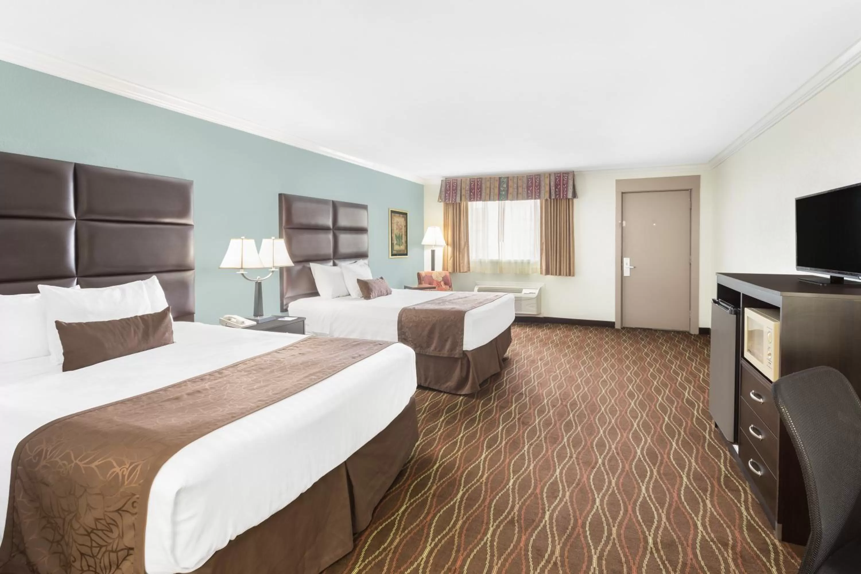 Photo of the whole room, Bed in Baymont by Wyndham Helen