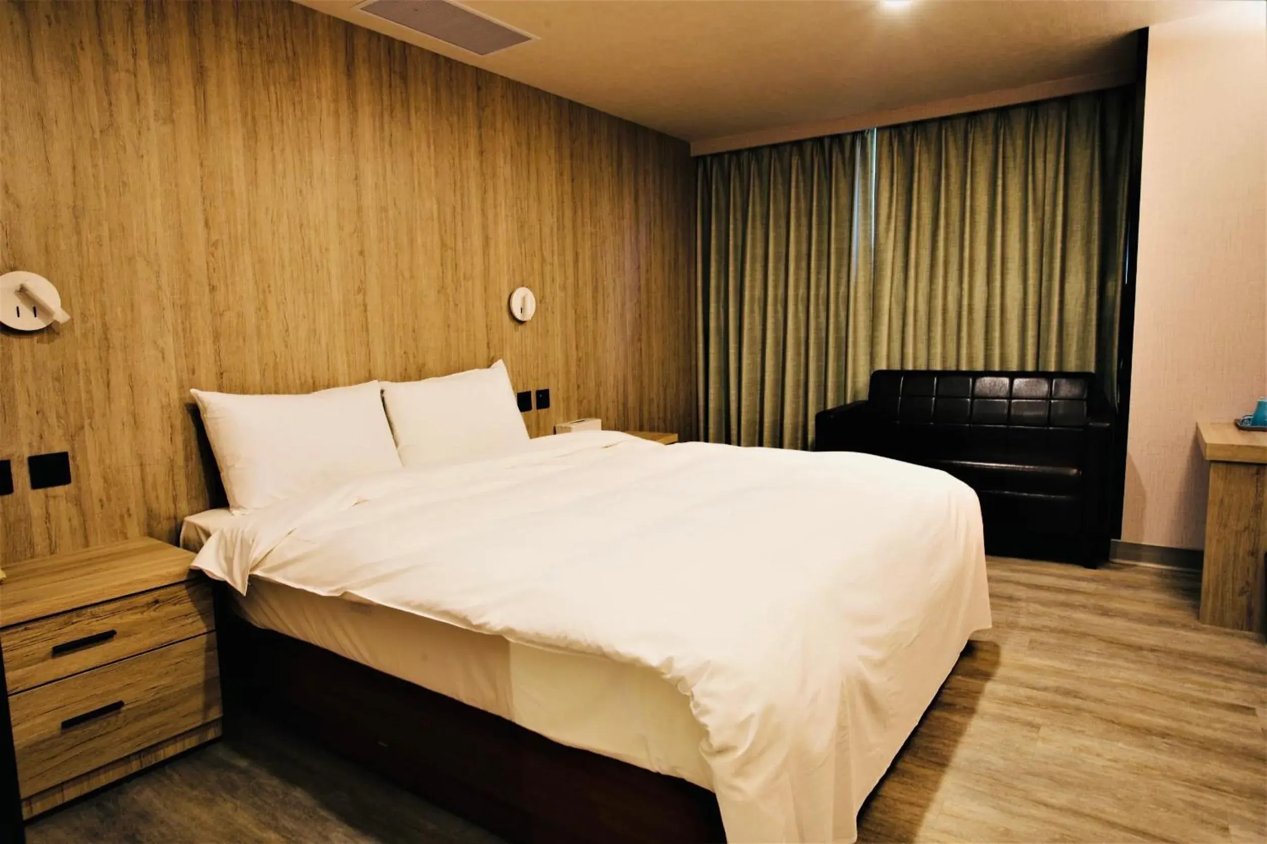 Bed in Goldenhome Hotel