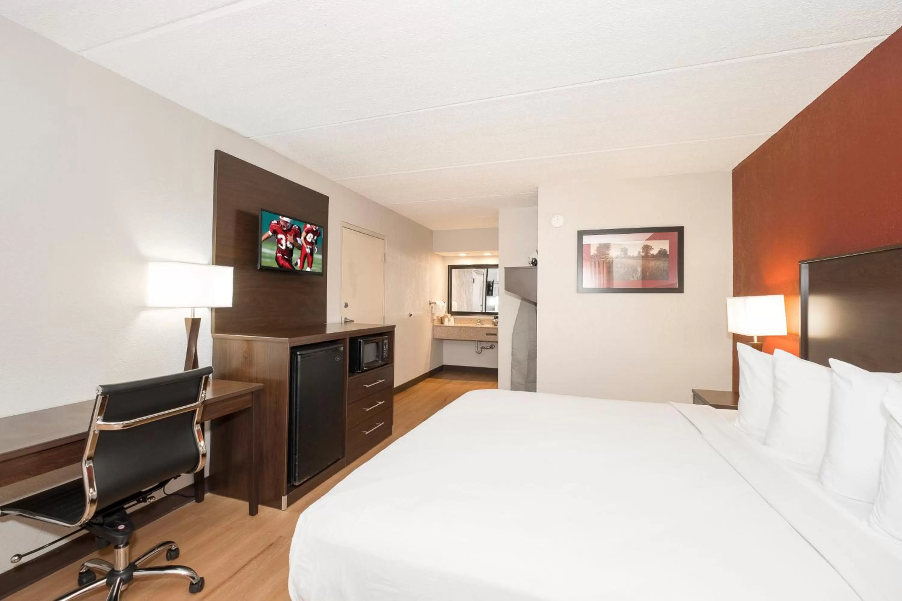 Photo of the whole room, Bed in Red Roof Inn Mobile North – Saraland