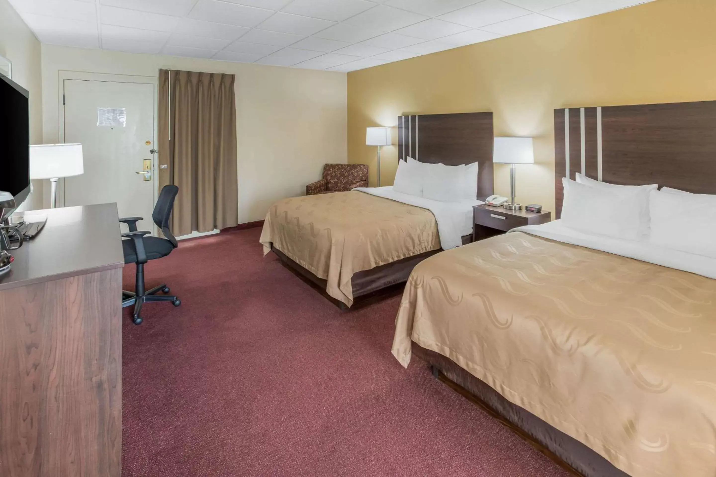Photo of the whole room, Bed in Quality Inn & Suites Downtown