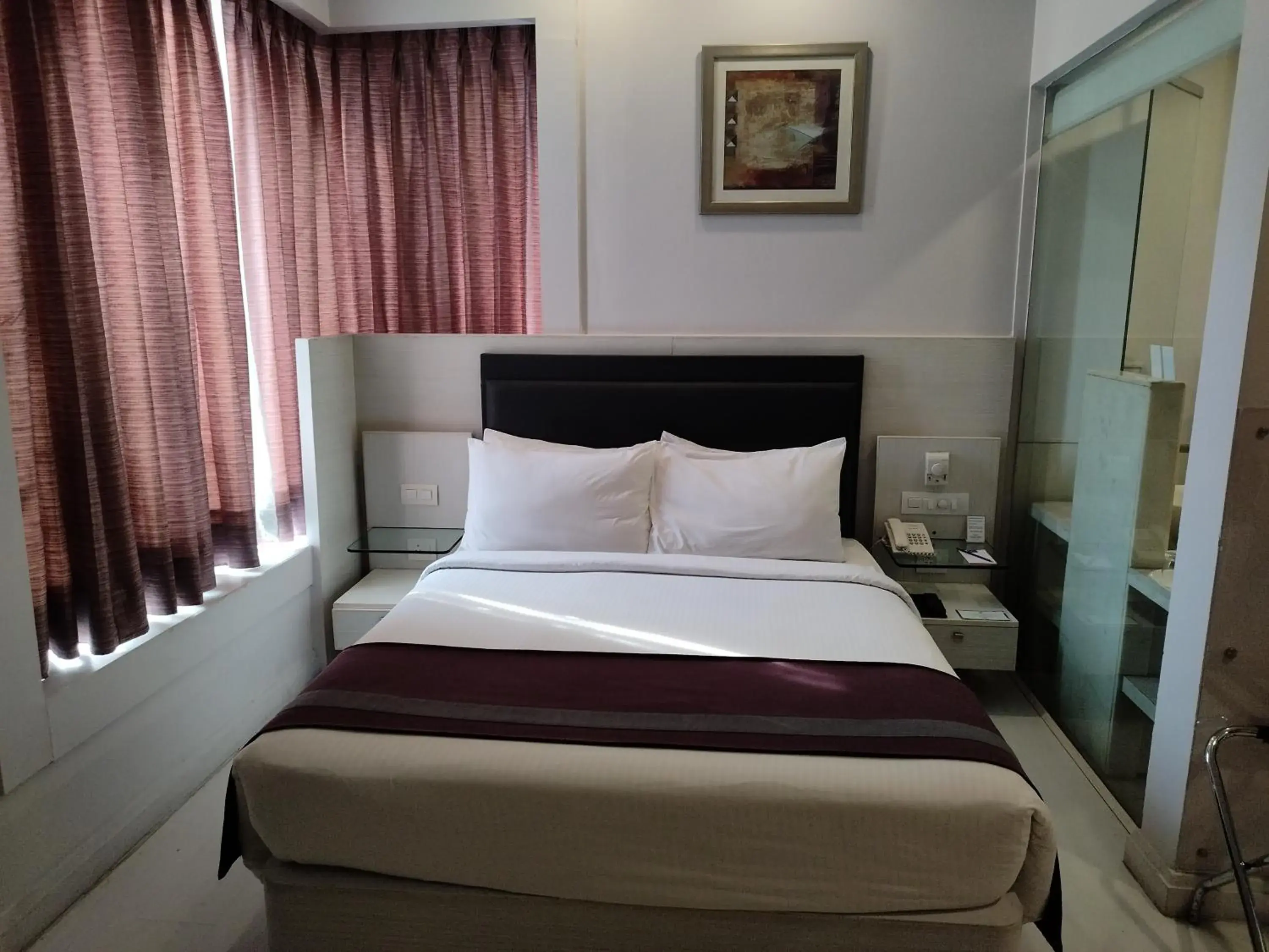 Bedroom, Bed in Sarovar Portico Naraina, Hotel