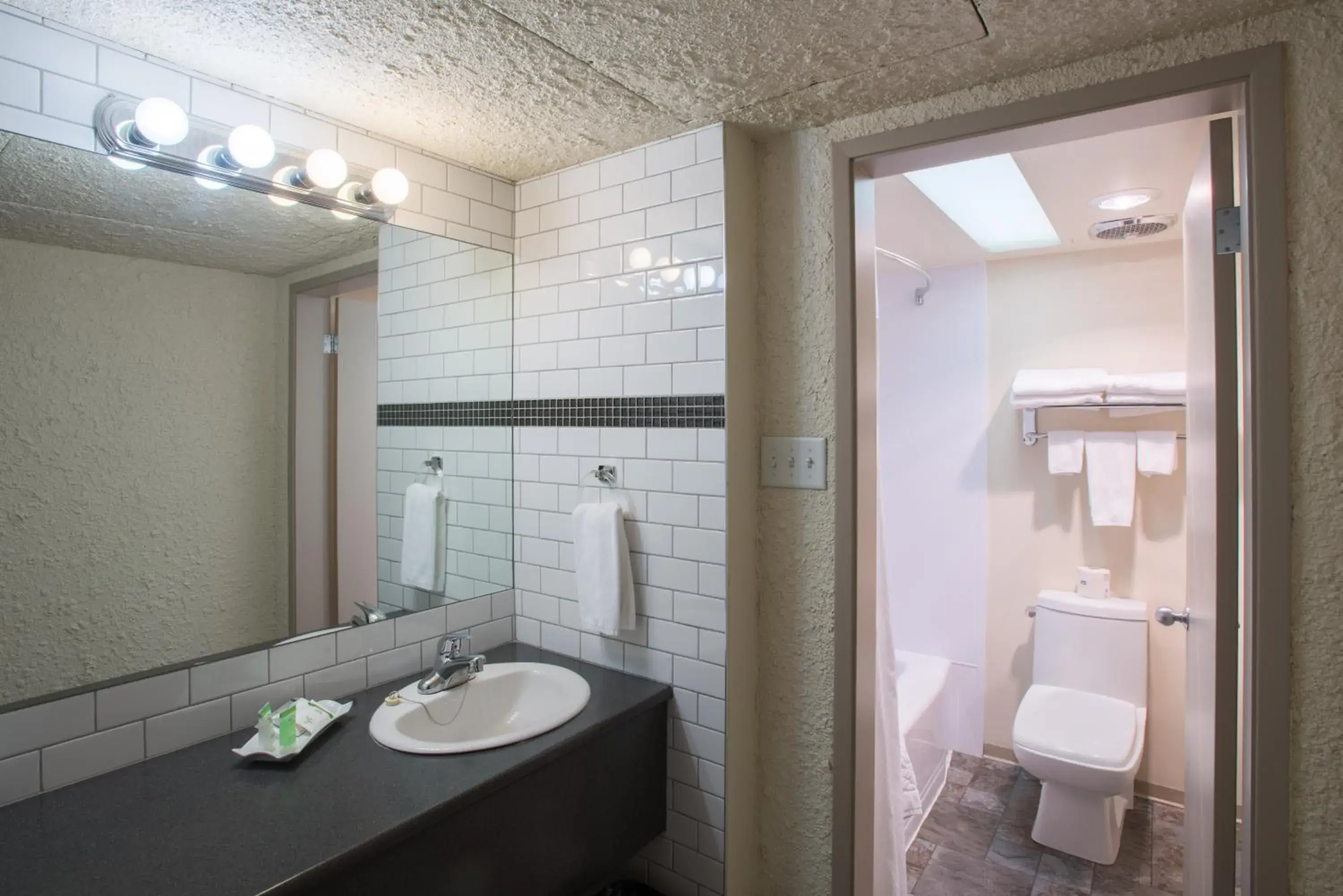 Bathroom in DIVYA SUTRA Riviera Plaza and Conference Centre, Vernon, BC