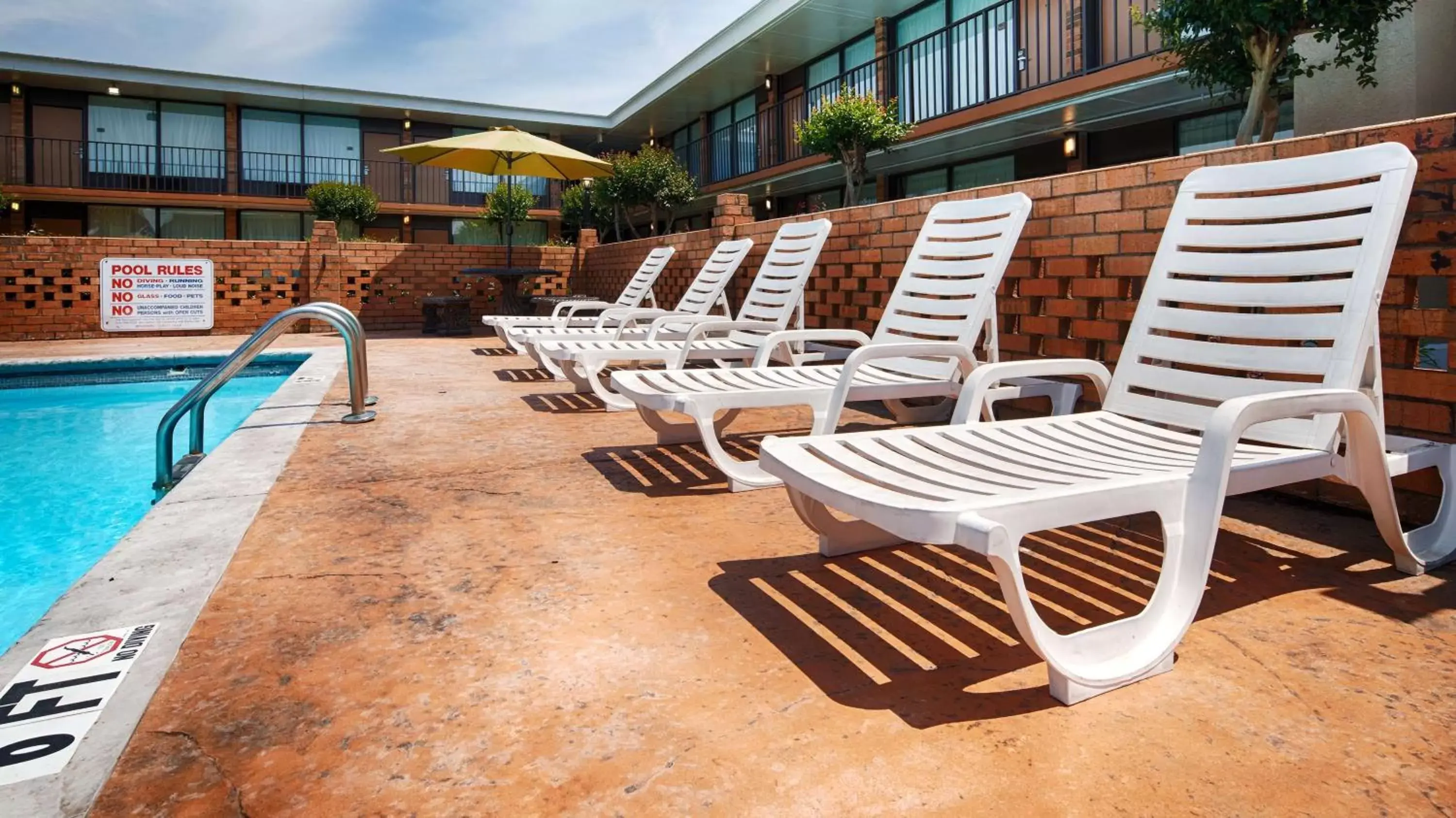 Activities, Swimming Pool in Best Western Greenville Airport