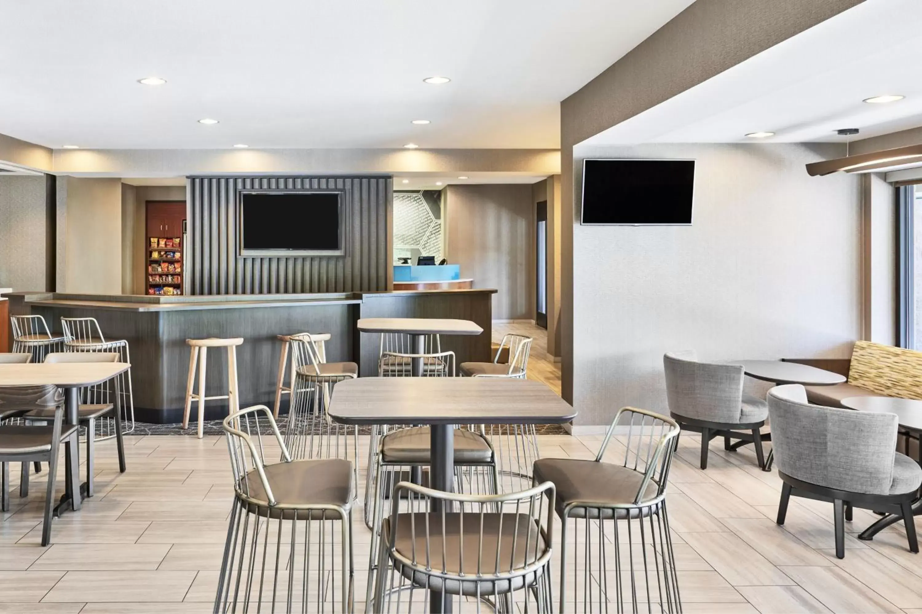Breakfast, Lounge/Bar in SpringHill Suites Phoenix Tempe Airport
