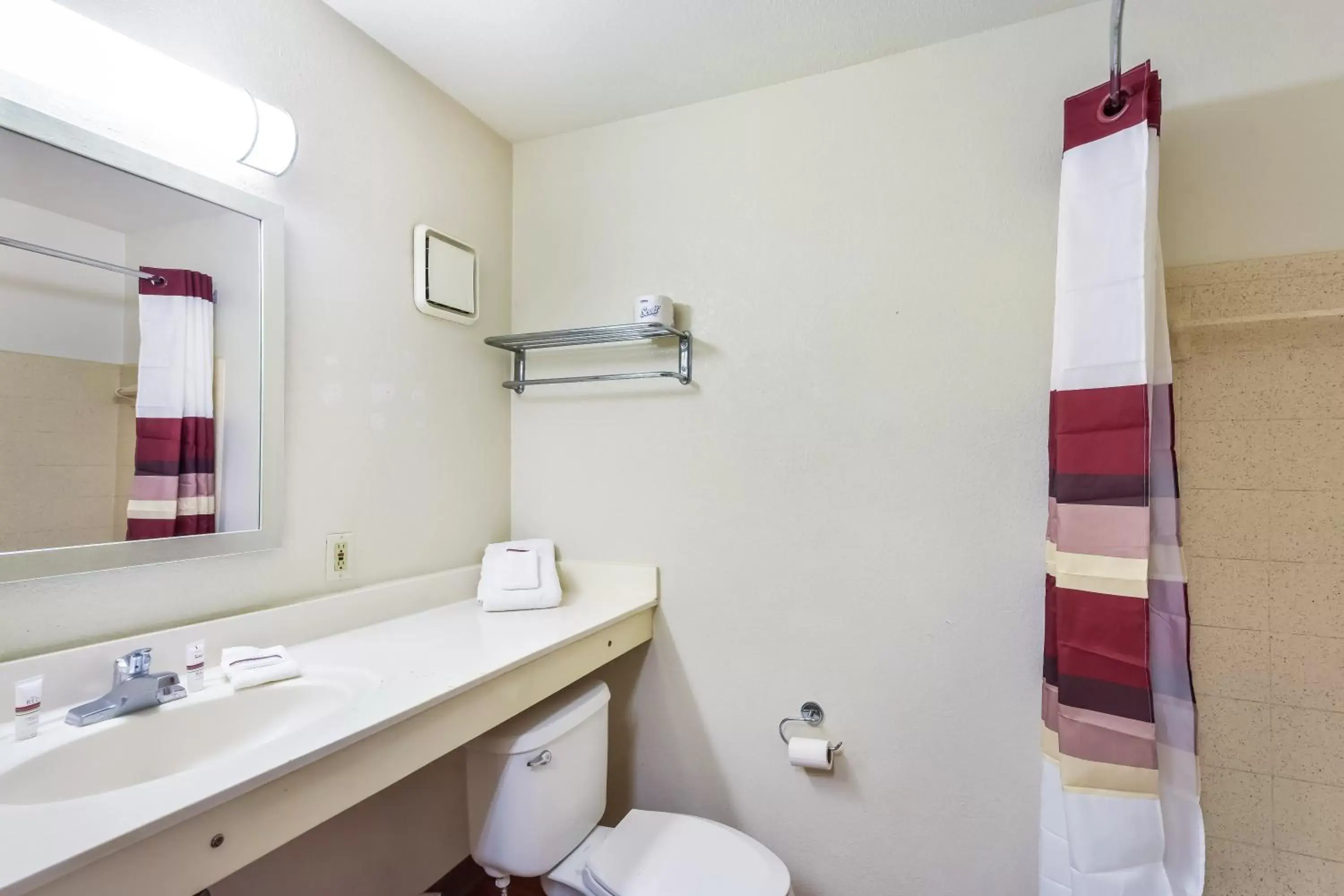 Bathroom in HomeTowne Studios by Red Roof Dallas - North Addison - Tollway