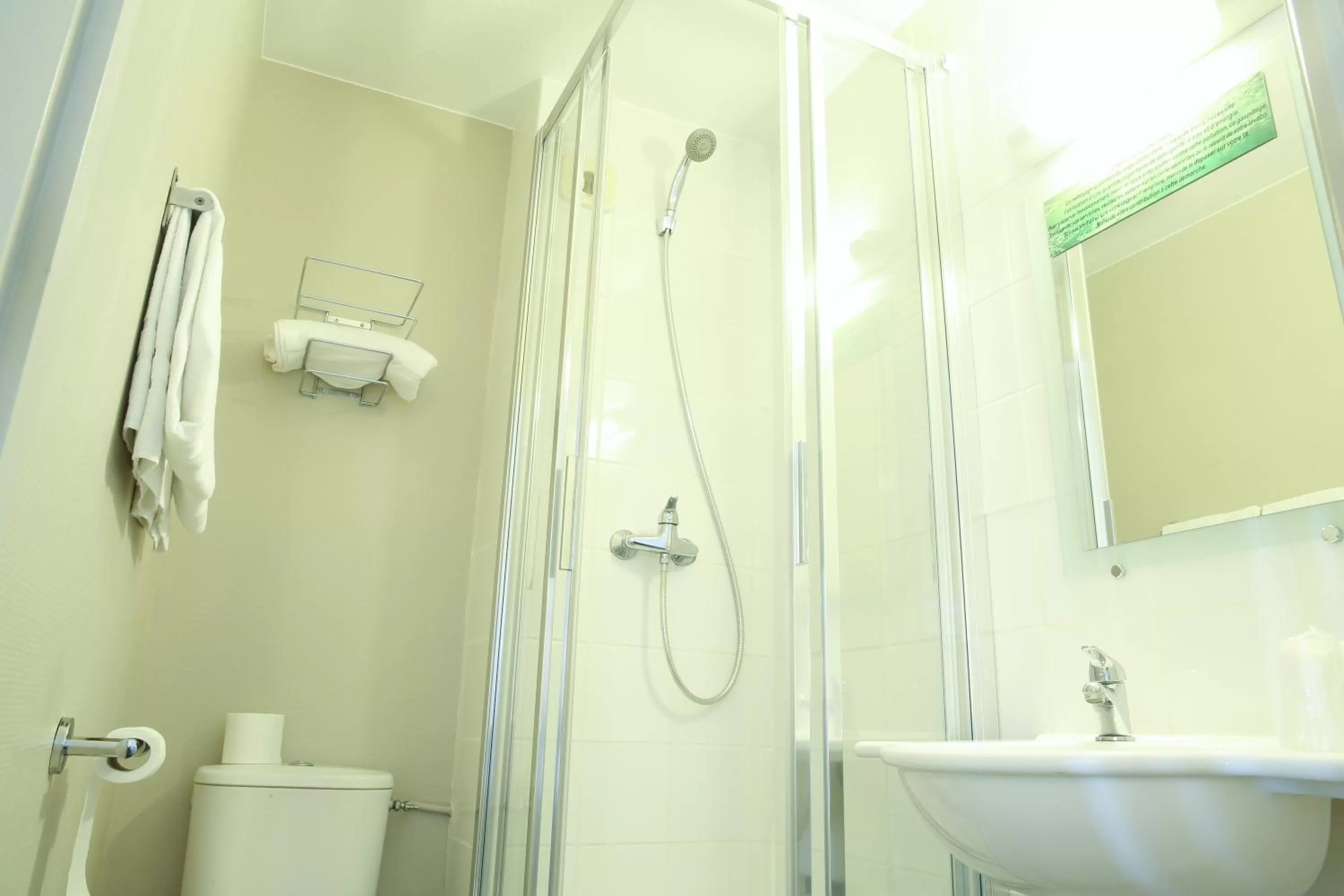 Shower in Hôtel Inn Design Resto Novo Châteaubriant