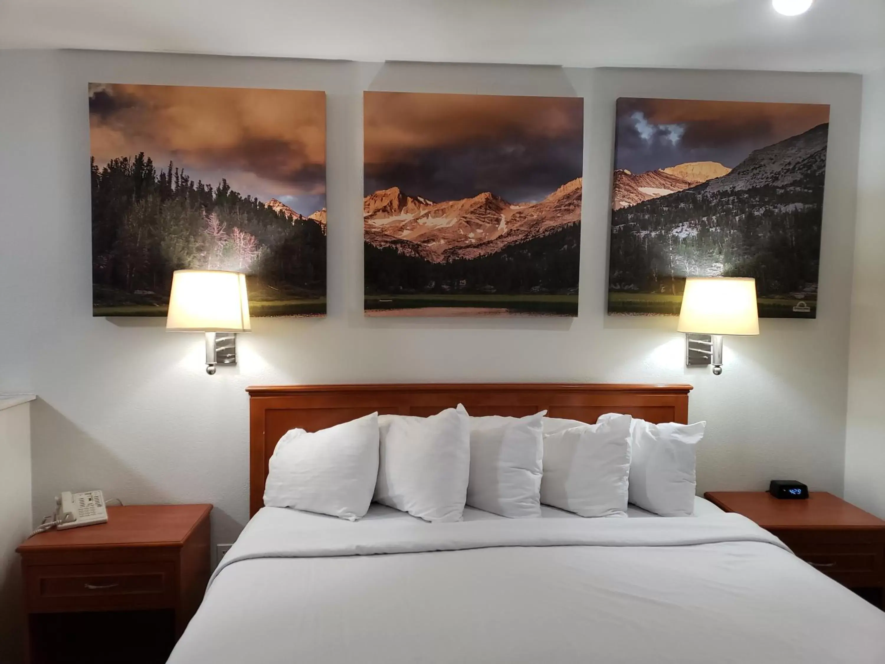 Bedroom, Bed in Days Inn by Wyndham Bishop Bedroom, Bed in Days Inn by Wyndham Bishop