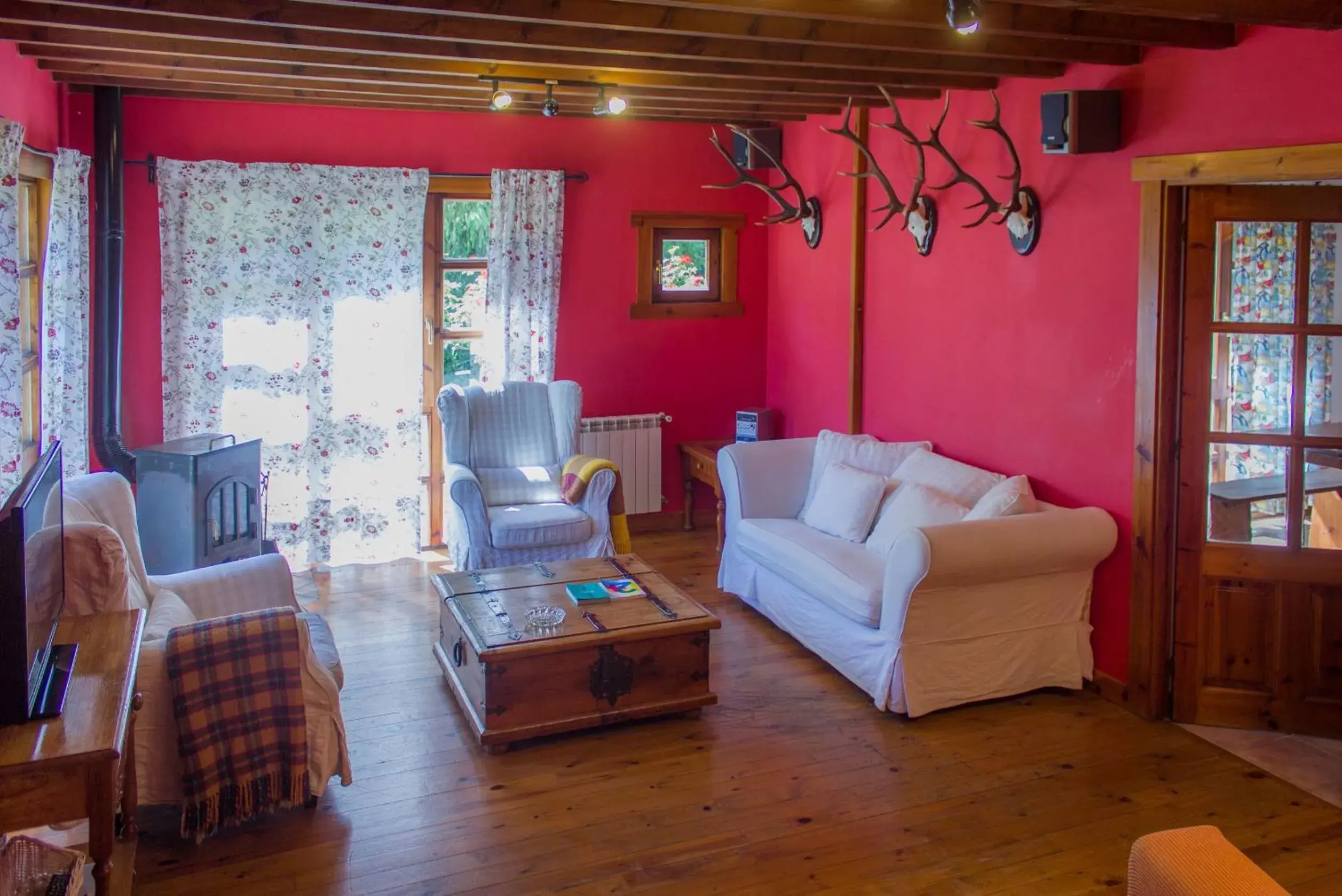 Living room, Seating Area in Viviendas Rurales El Covaju