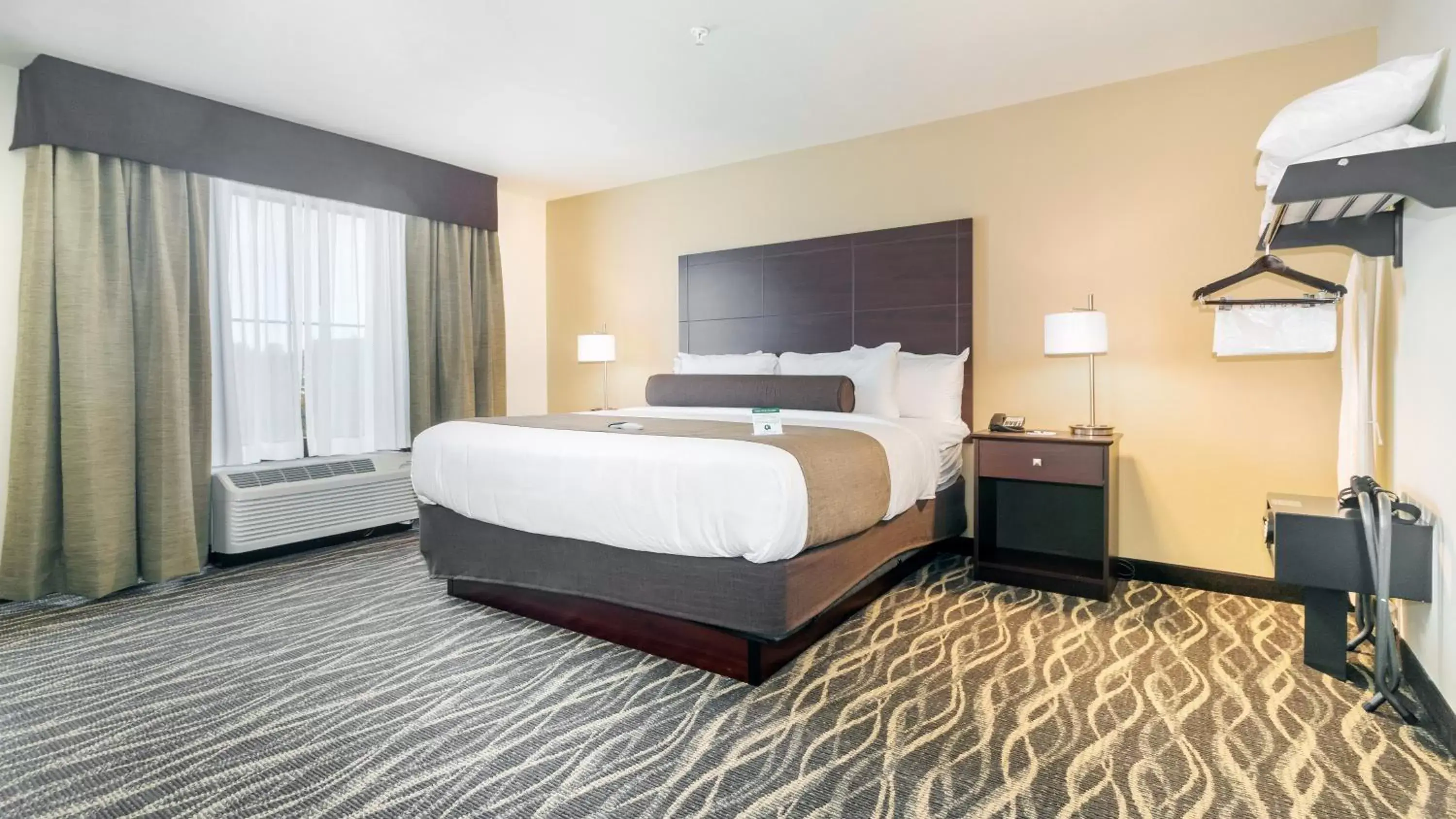 Bed in Cobblestone Hotel & Suites - Janesville