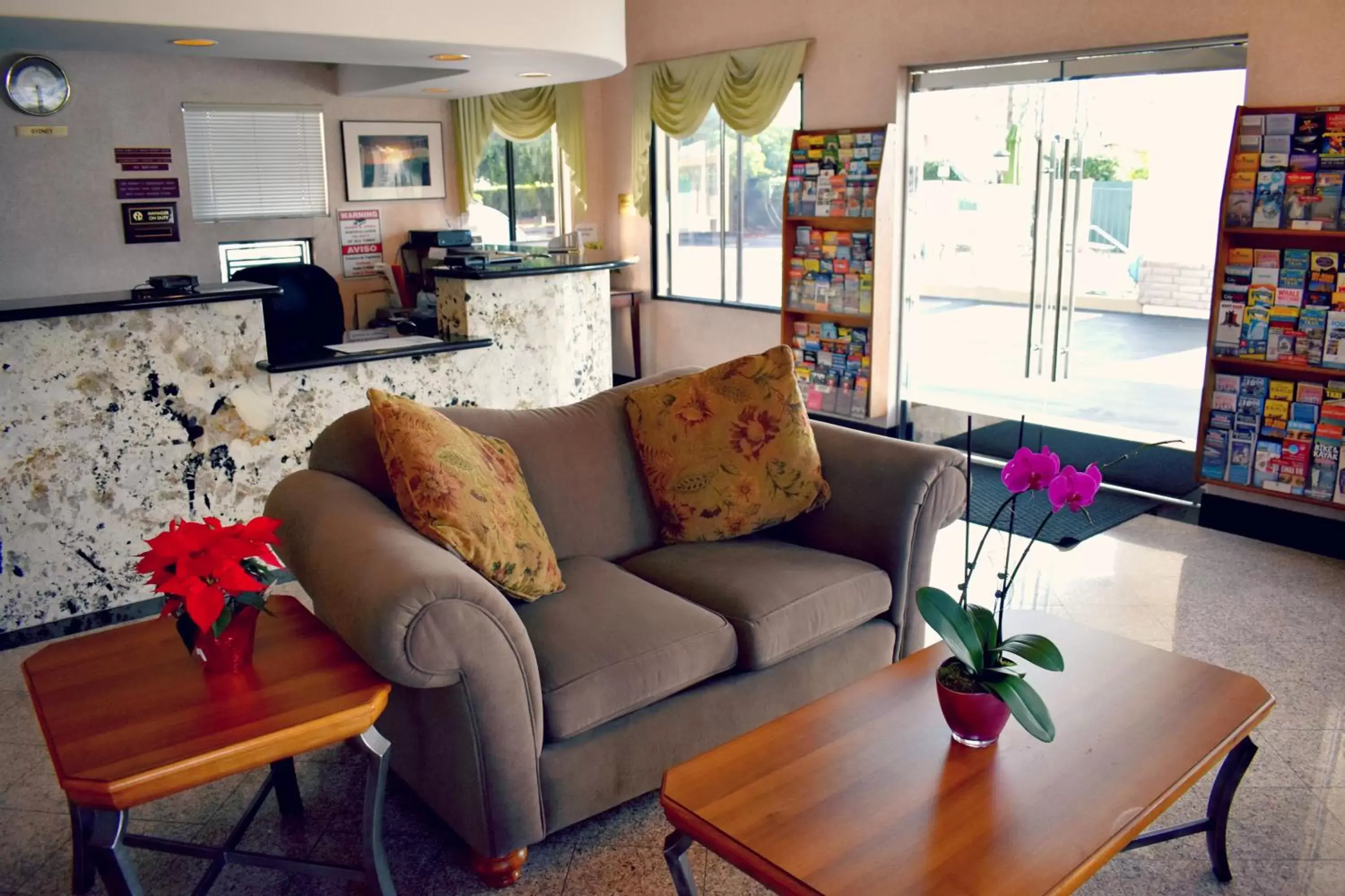 Lobby or reception, Seating Area in Days Inn by Wyndham Anaheim Near the Park