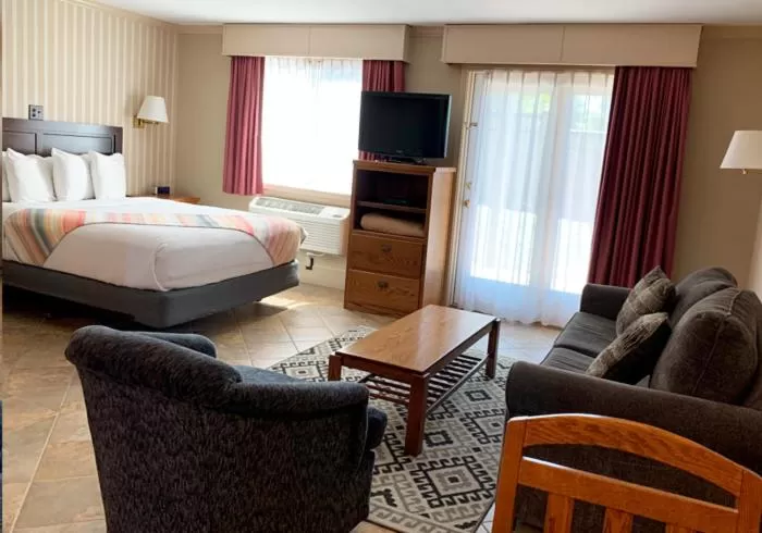 Bed in Coachman Inn Oak Harbor