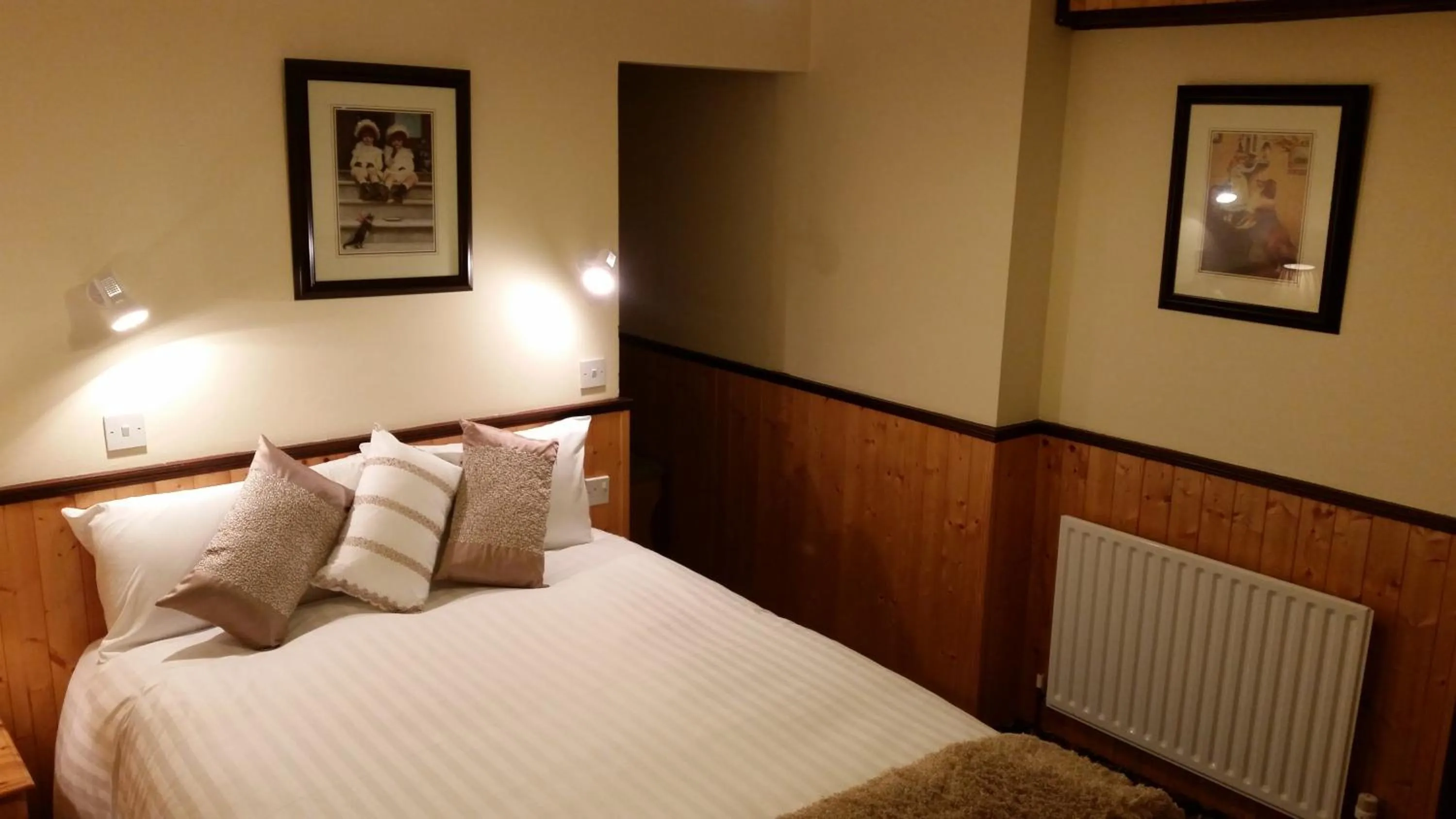 Bedroom, Bed in Halfway House Hotel